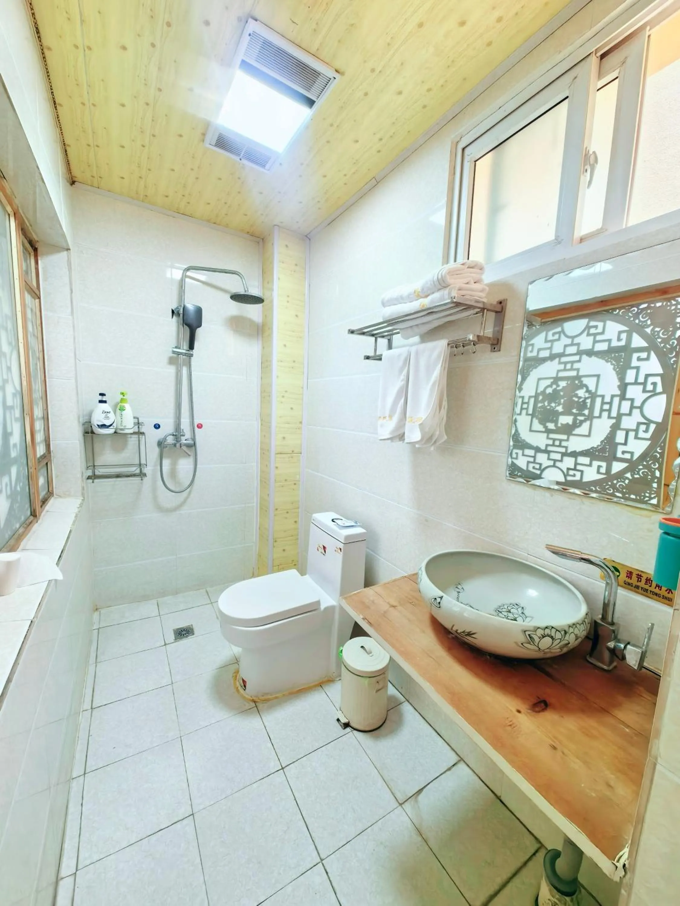 Shower in Shangri-La Chudengshuo Homestay楚登硕民宿