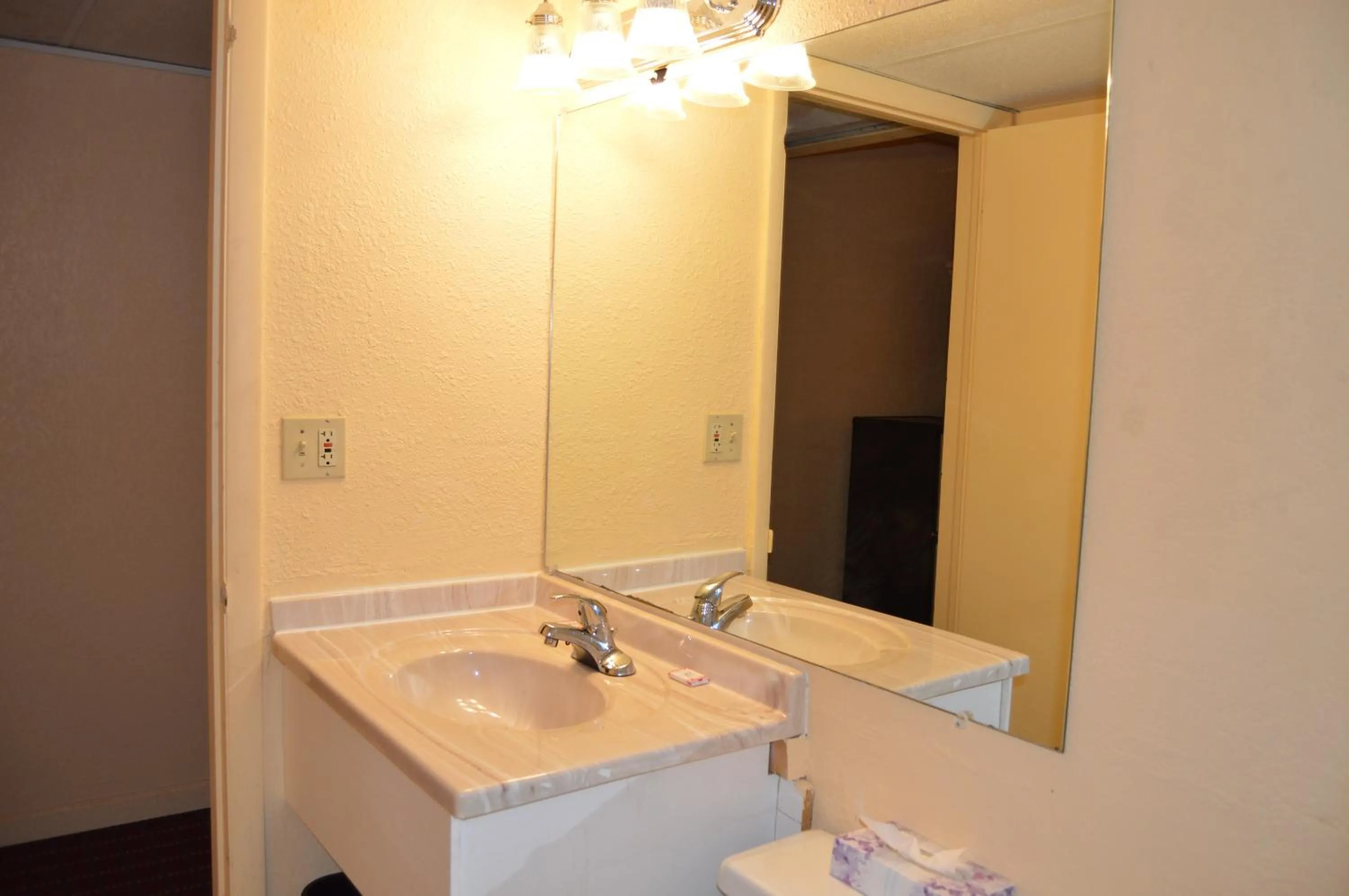 Bathroom in Travelers Inn