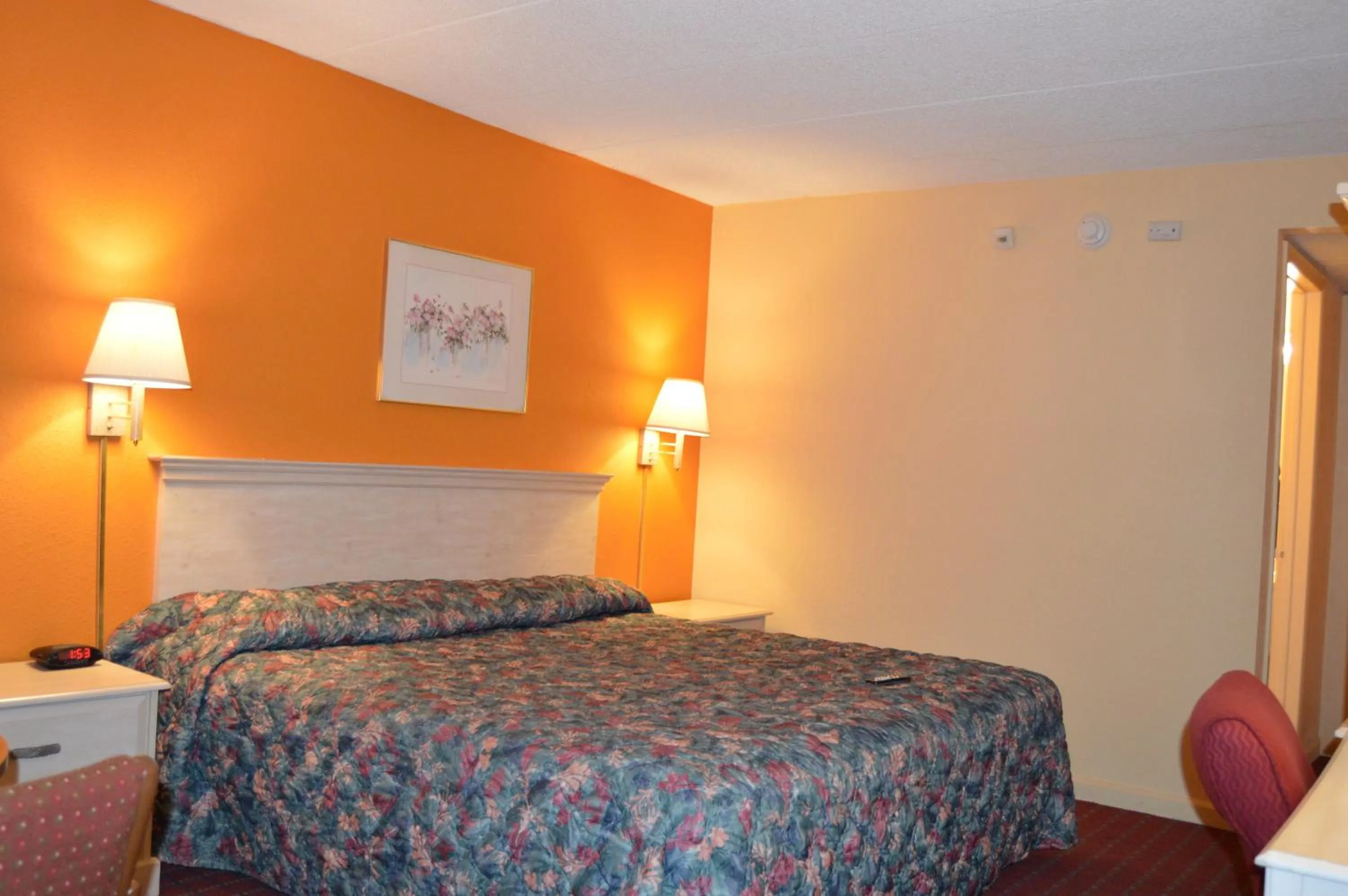 Bedroom, Bed in Travelers Inn