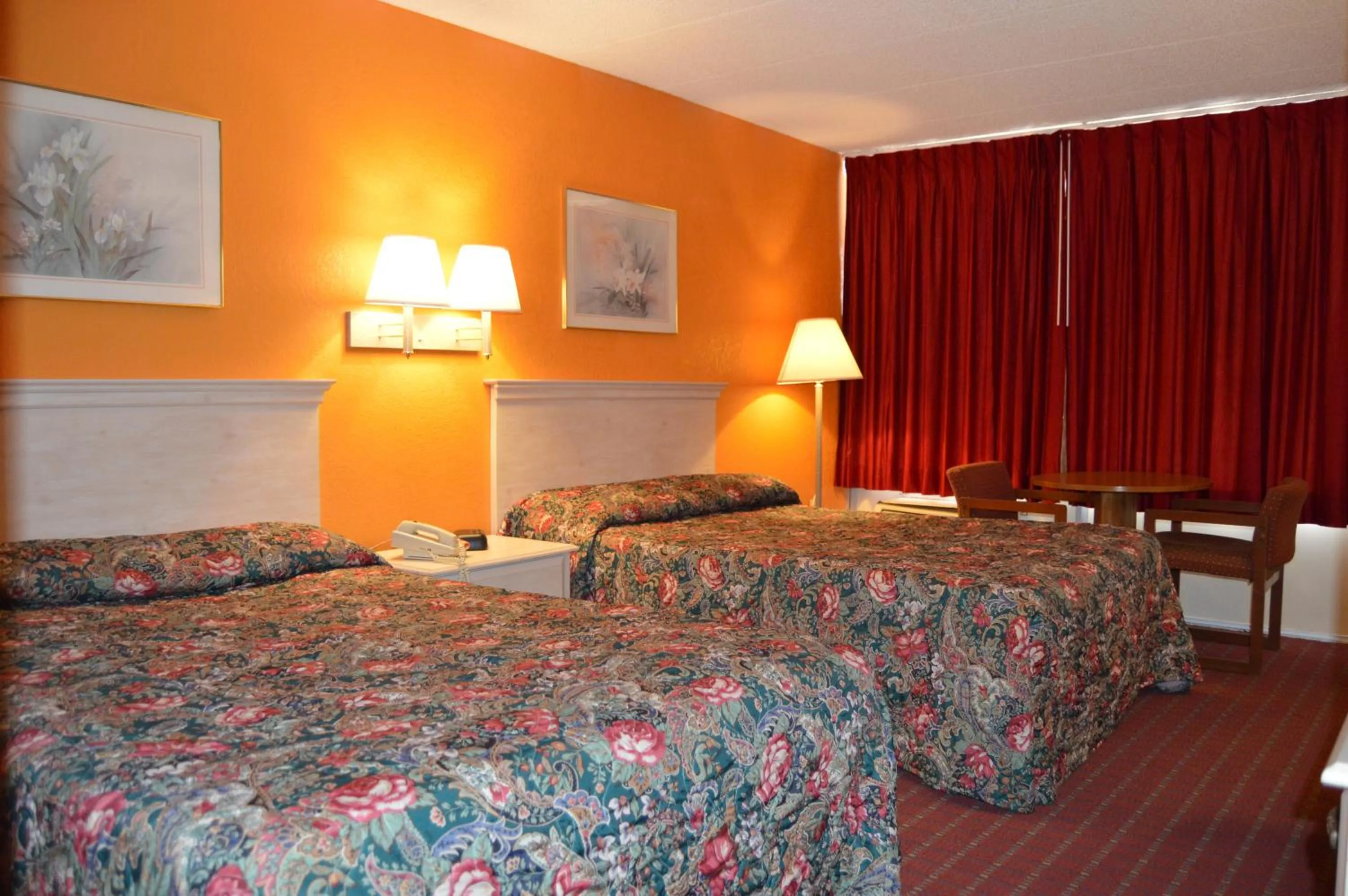 Photo of the whole room, Bed in Travelers Inn