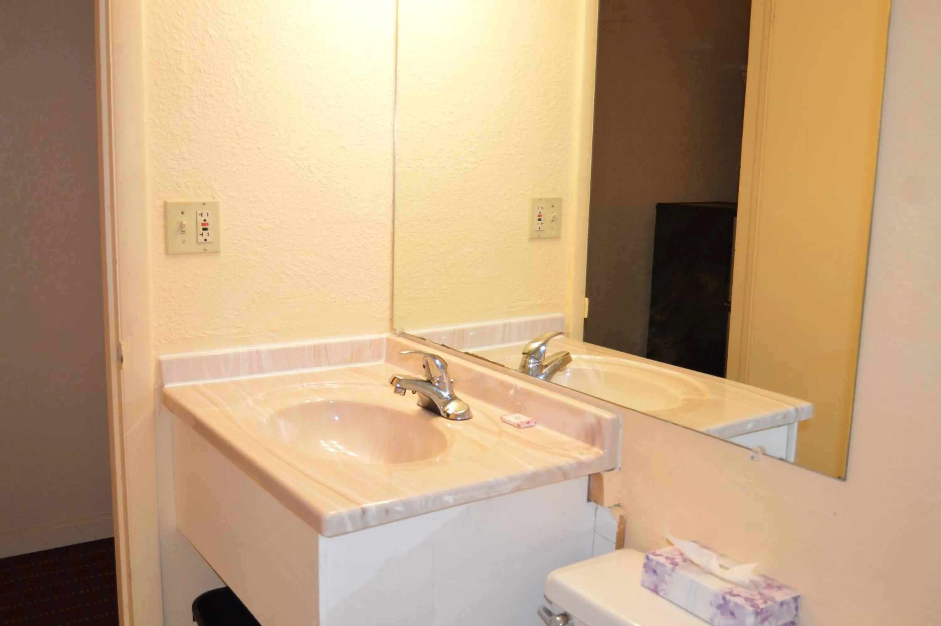 Bathroom in Travelers Inn