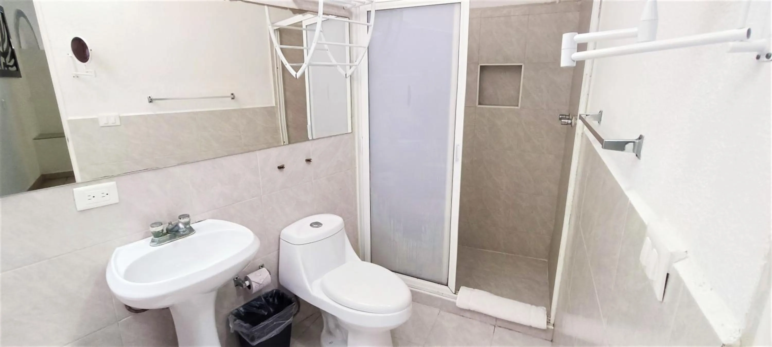 Shower in Tulipanes Cancun