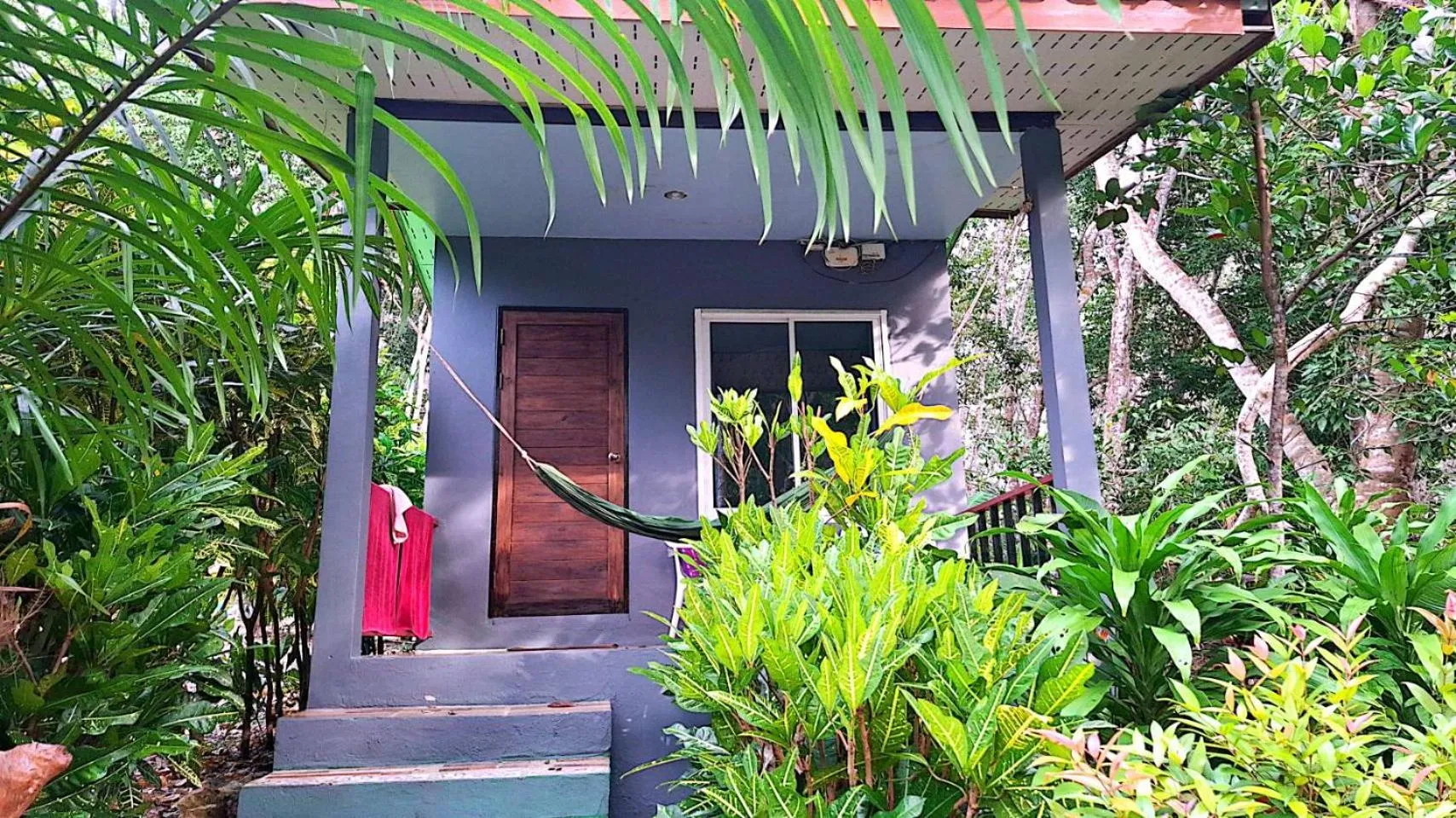 Inner courtyard view in Lanta Maikeaw Bungalow