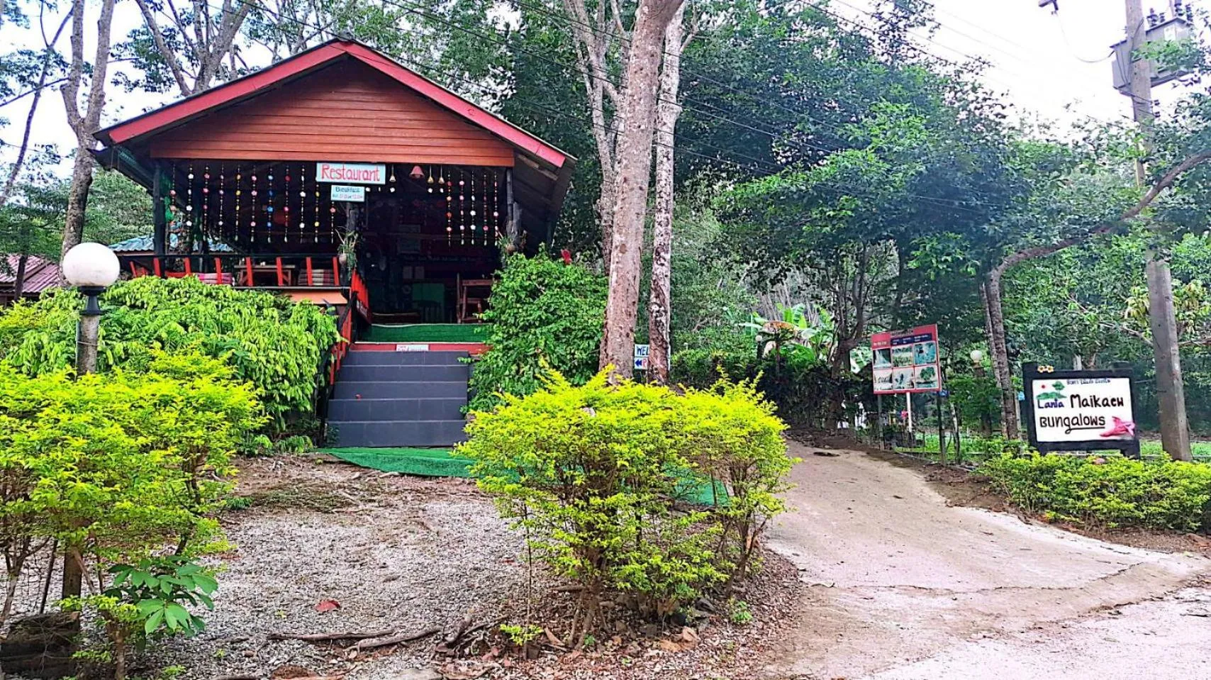 Dining area in Lanta Maikeaw Bungalow