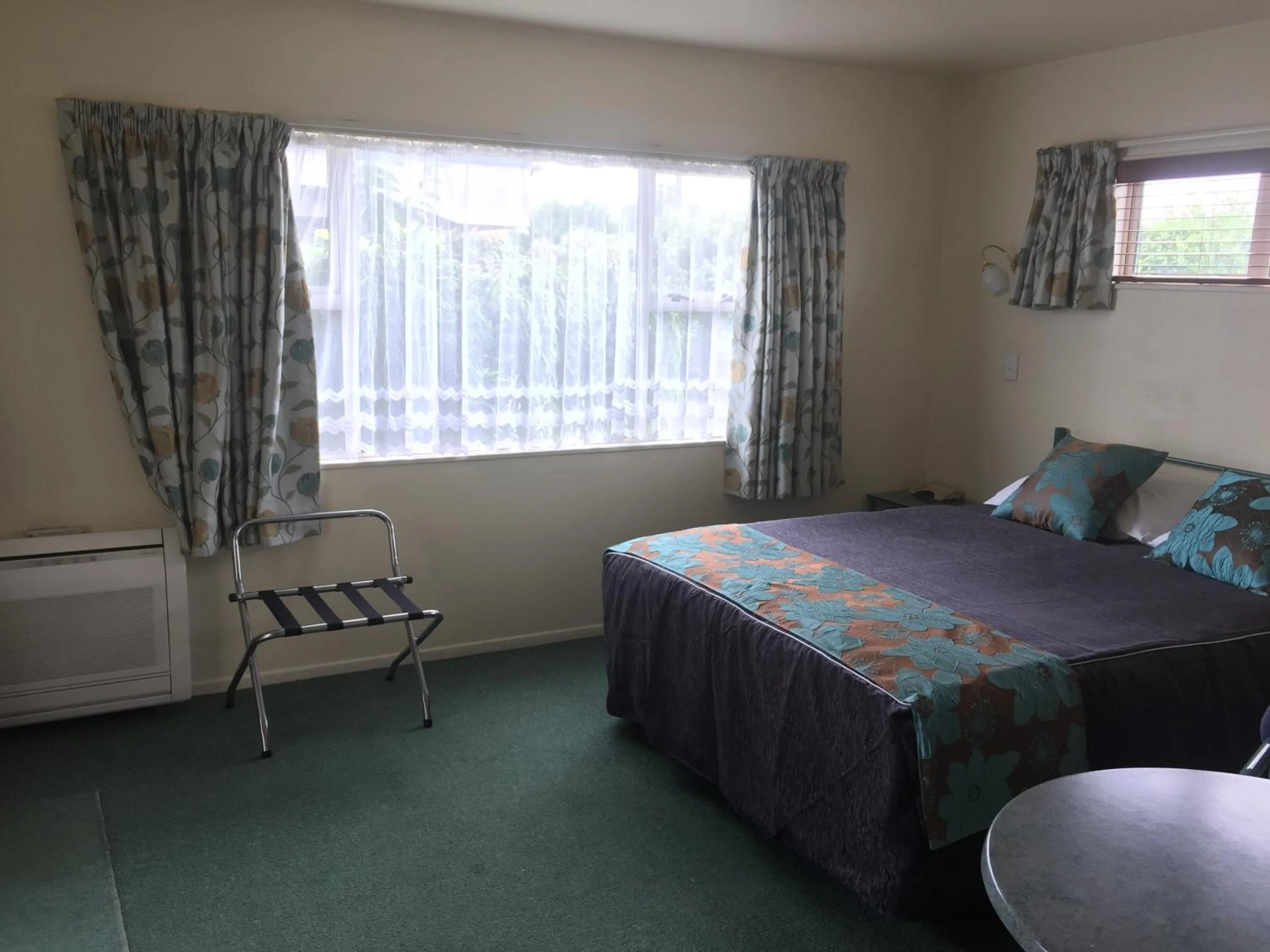 Bed in Bentons Motel