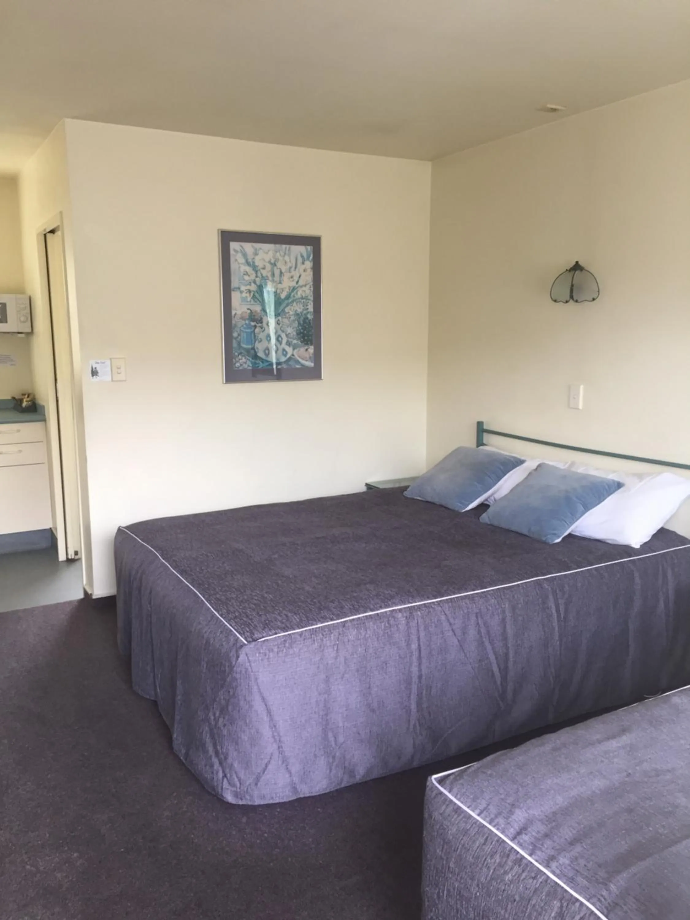 Bed in Bentons Motel