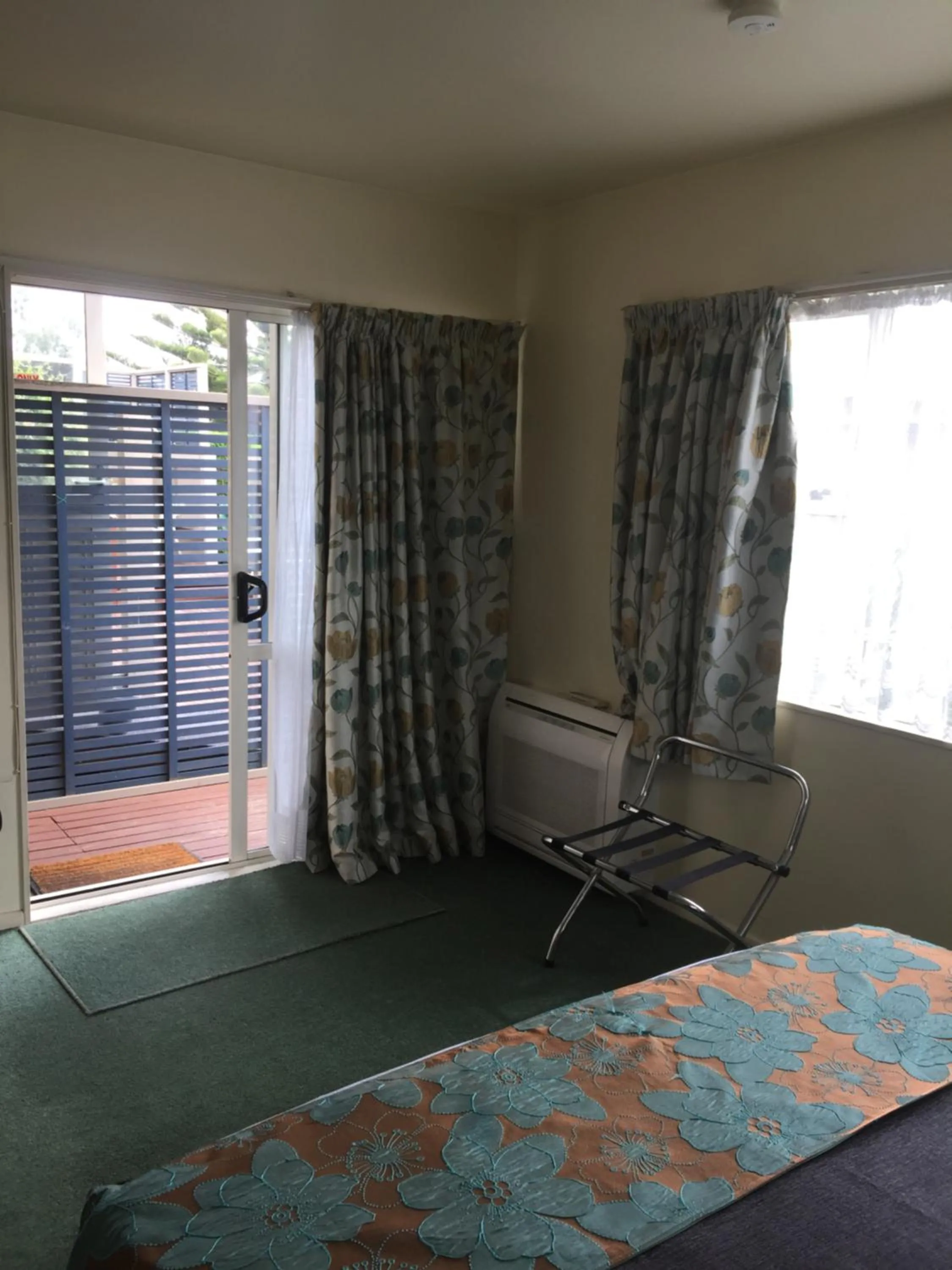 Bed in Bentons Motel