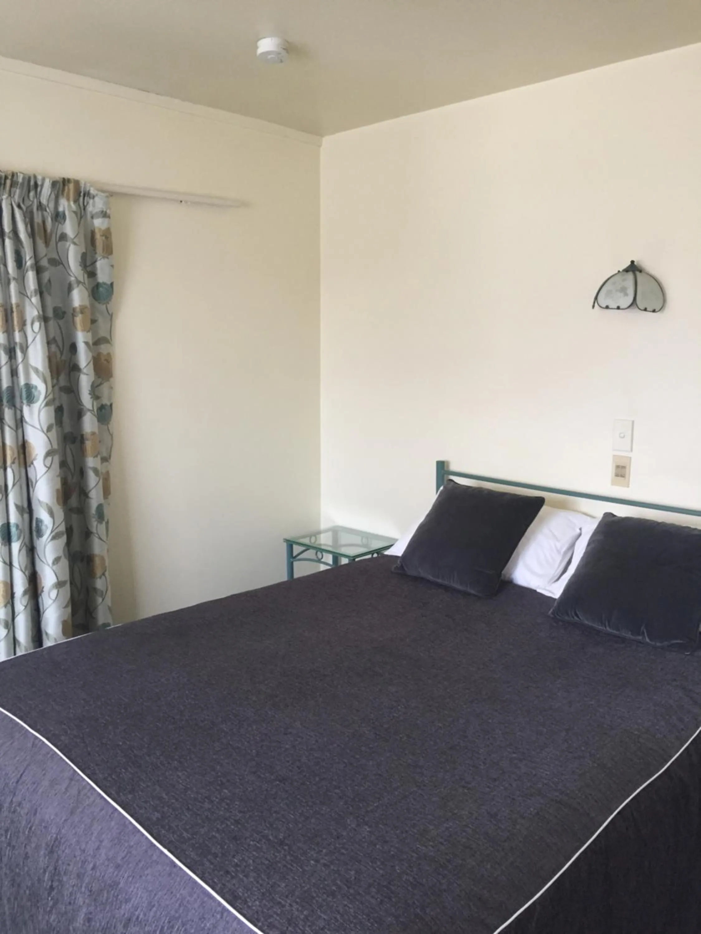 Bed in Bentons Motel