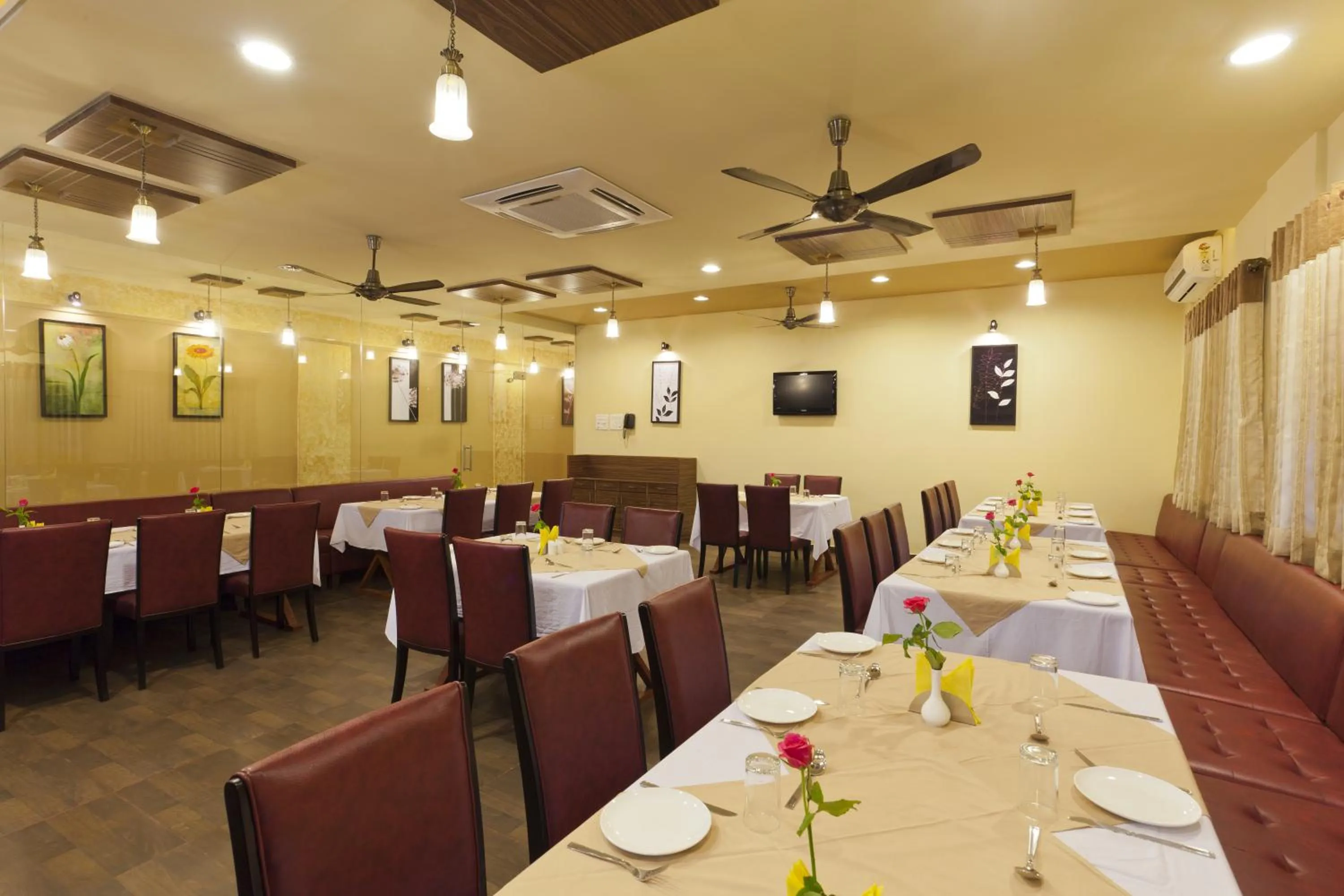 Restaurant/places to eat in Hotel Atria, Kolhapur