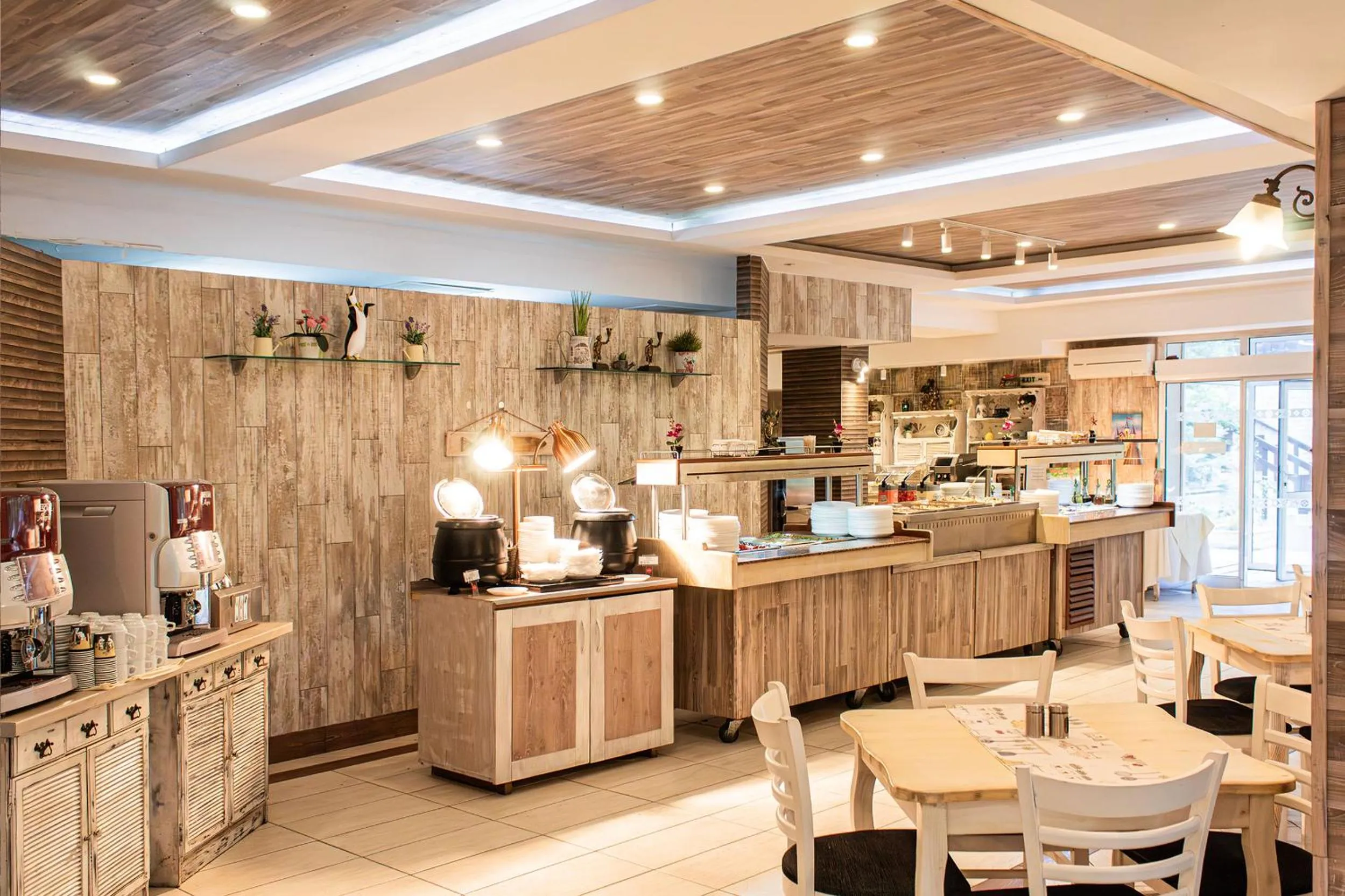 Restaurant/places to eat in Estreya Residence Hotel and SPA