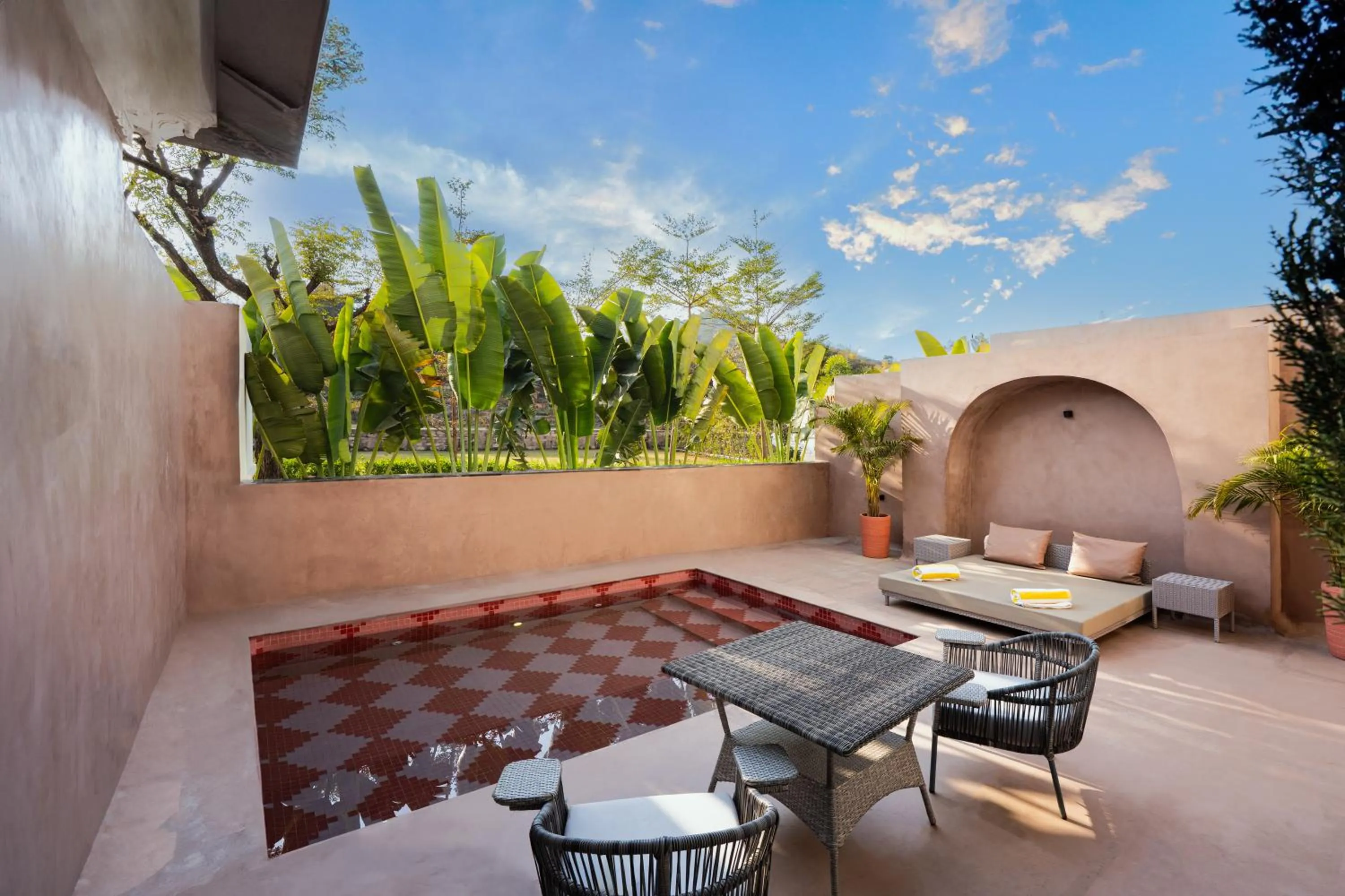 Swimming pool in Daulatgarh Resort