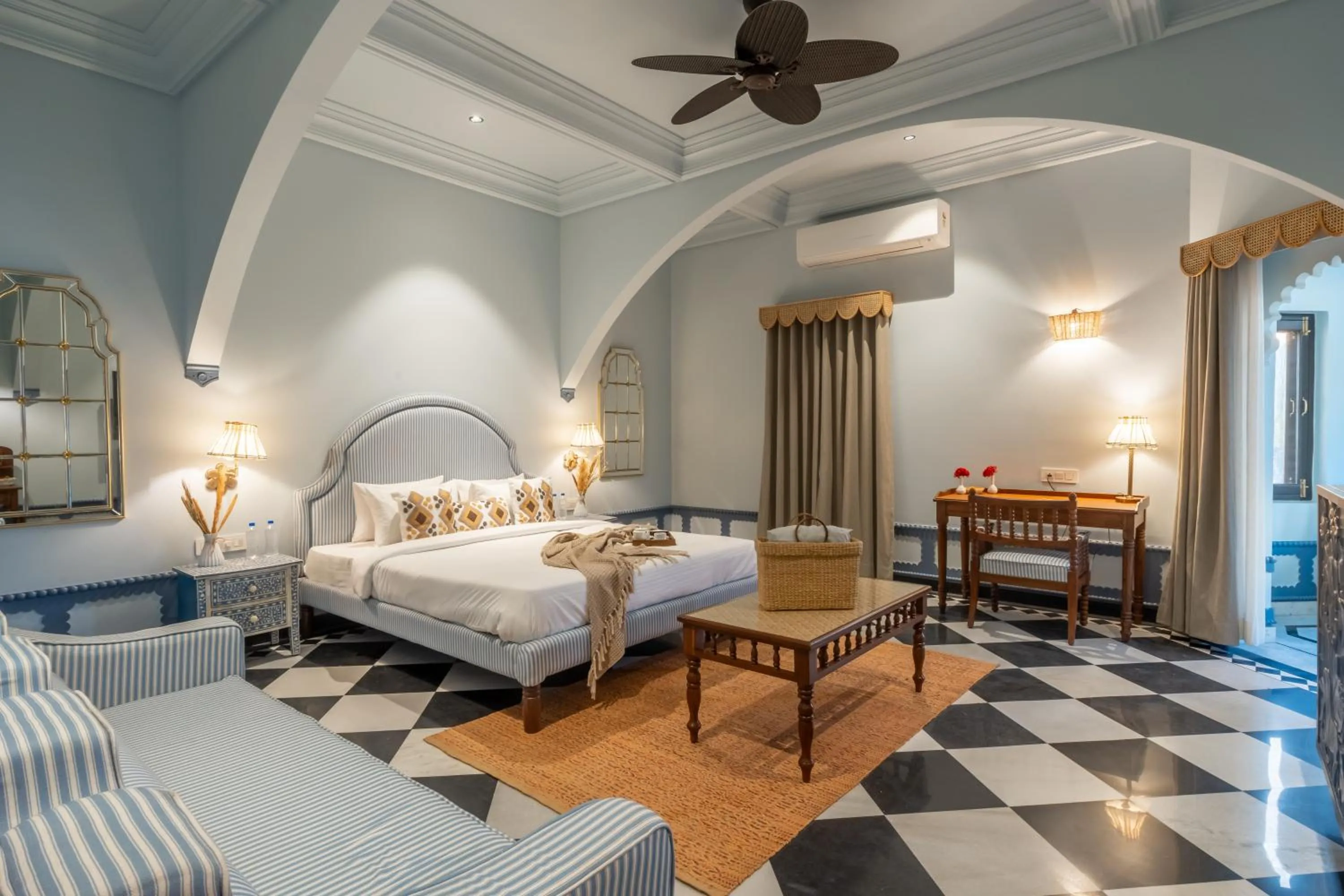 Bedroom, Bed in Daulatgarh Resort