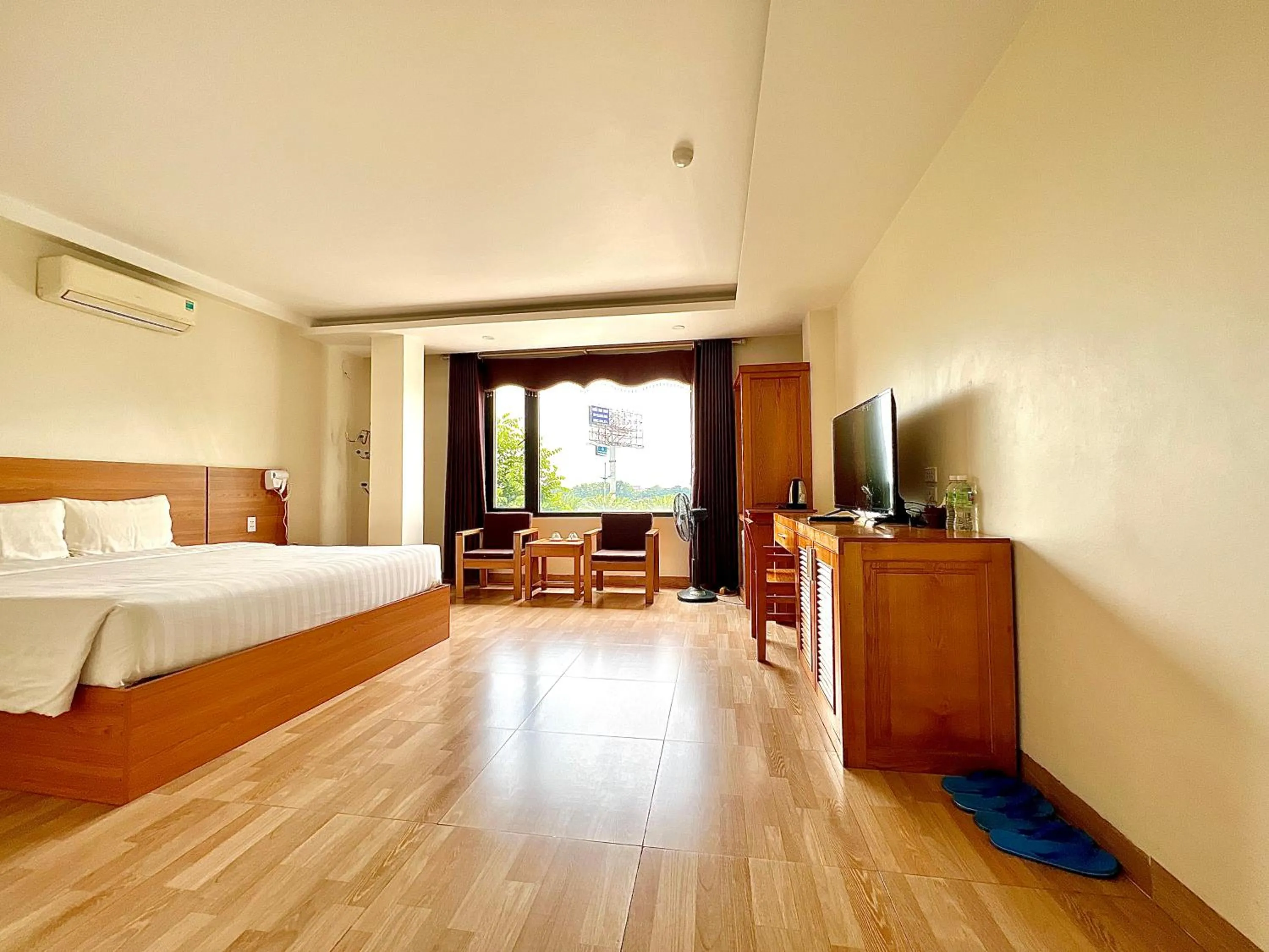 Photo of the whole room, Bed in Dragon Airport Hotel