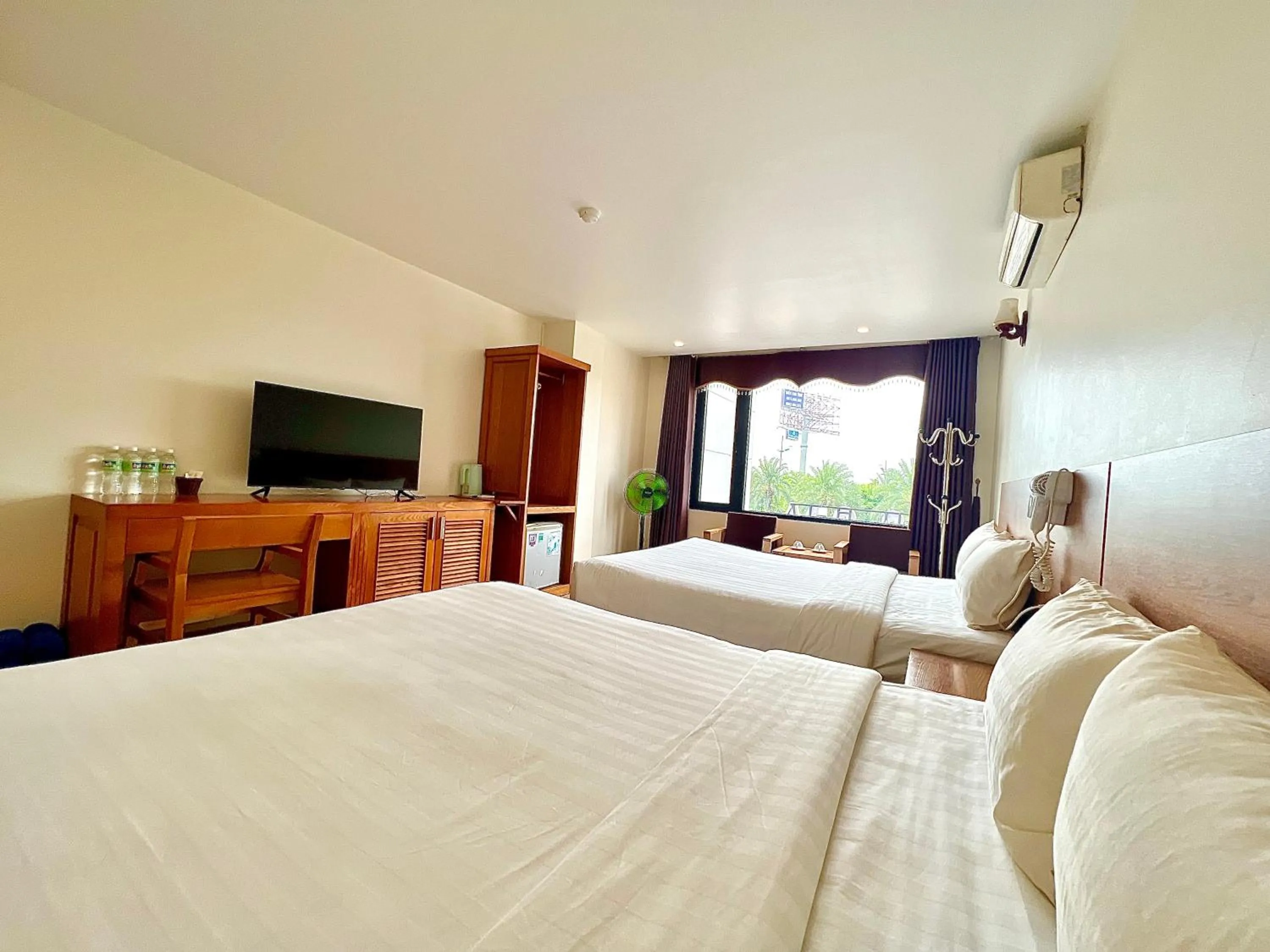 Bedroom, Bed in Dragon Airport Hotel