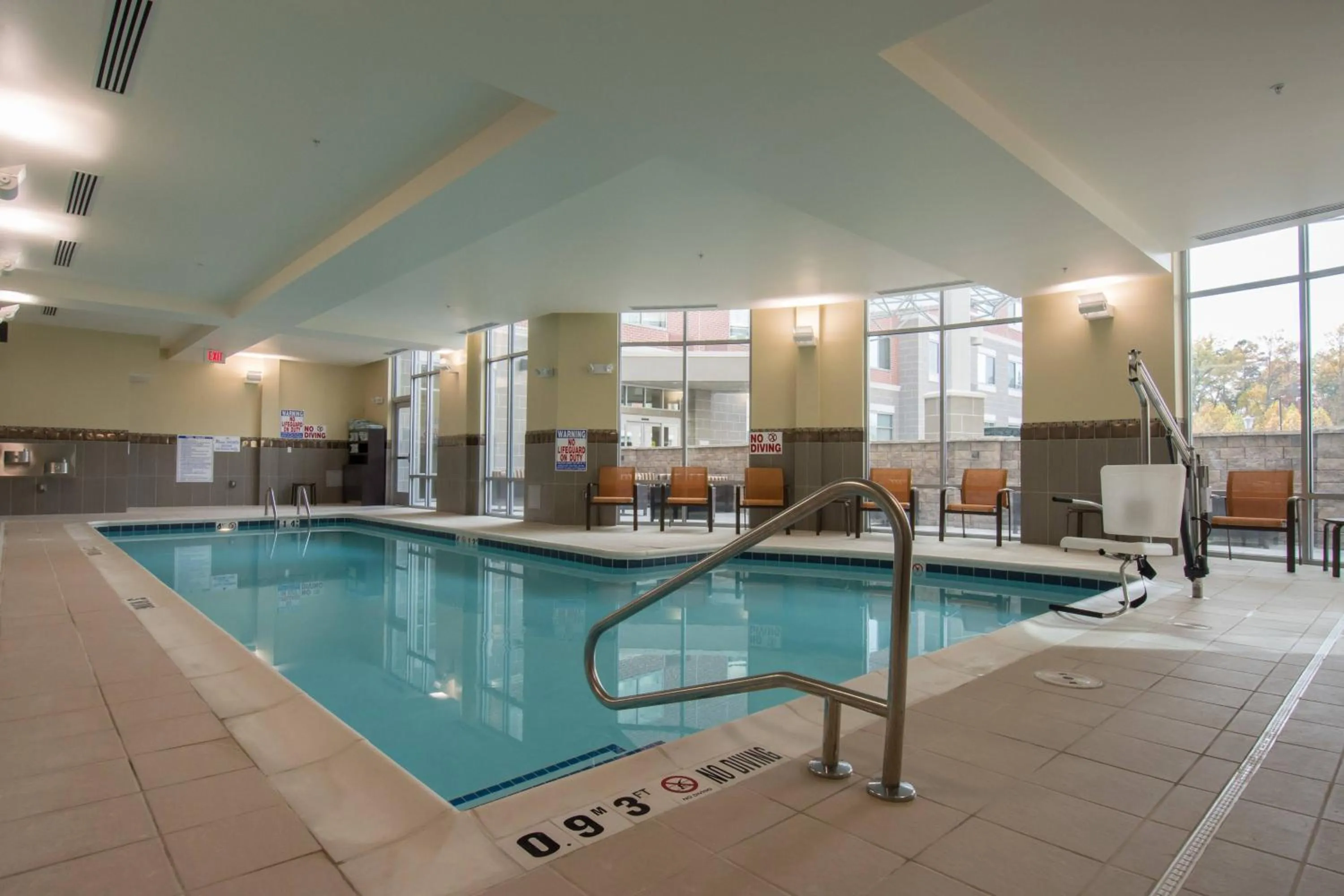 Swimming pool in Courtyard by Marriott Raleigh-Durham Airport/Brier Creek
