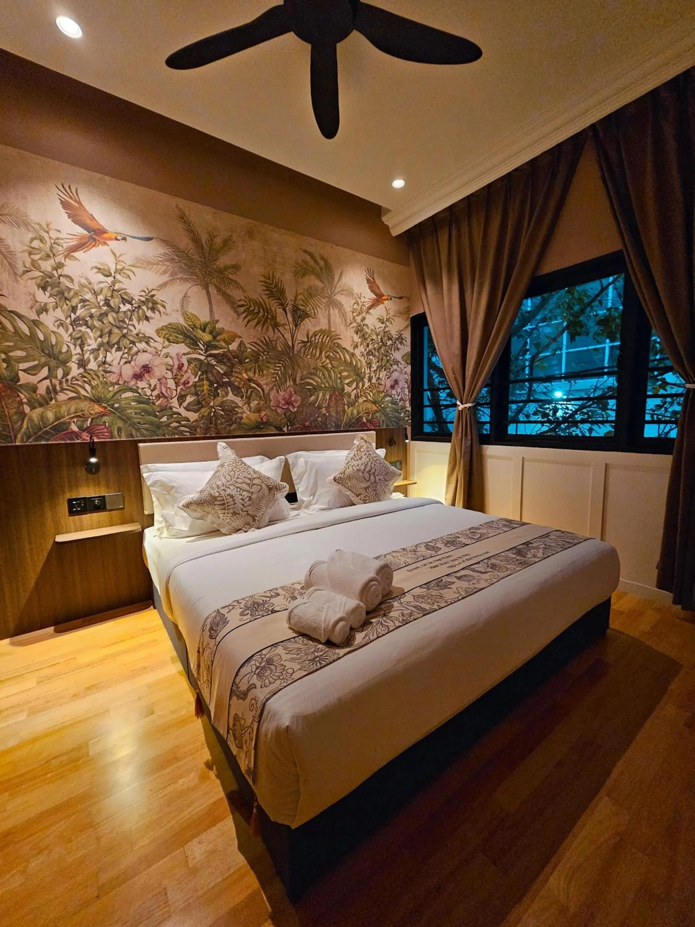 Bed in The Palm Suite at Lava Mansion