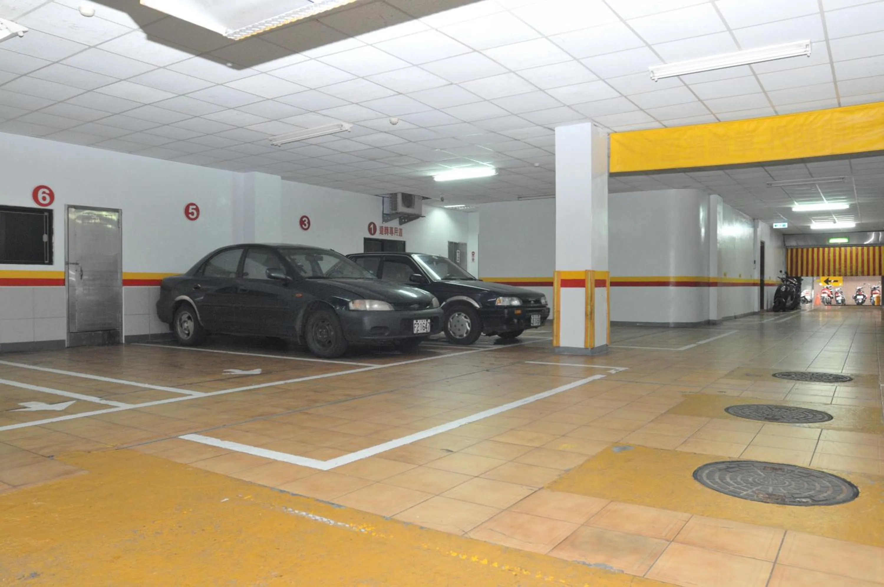 Parking in Hua Guo Hotel