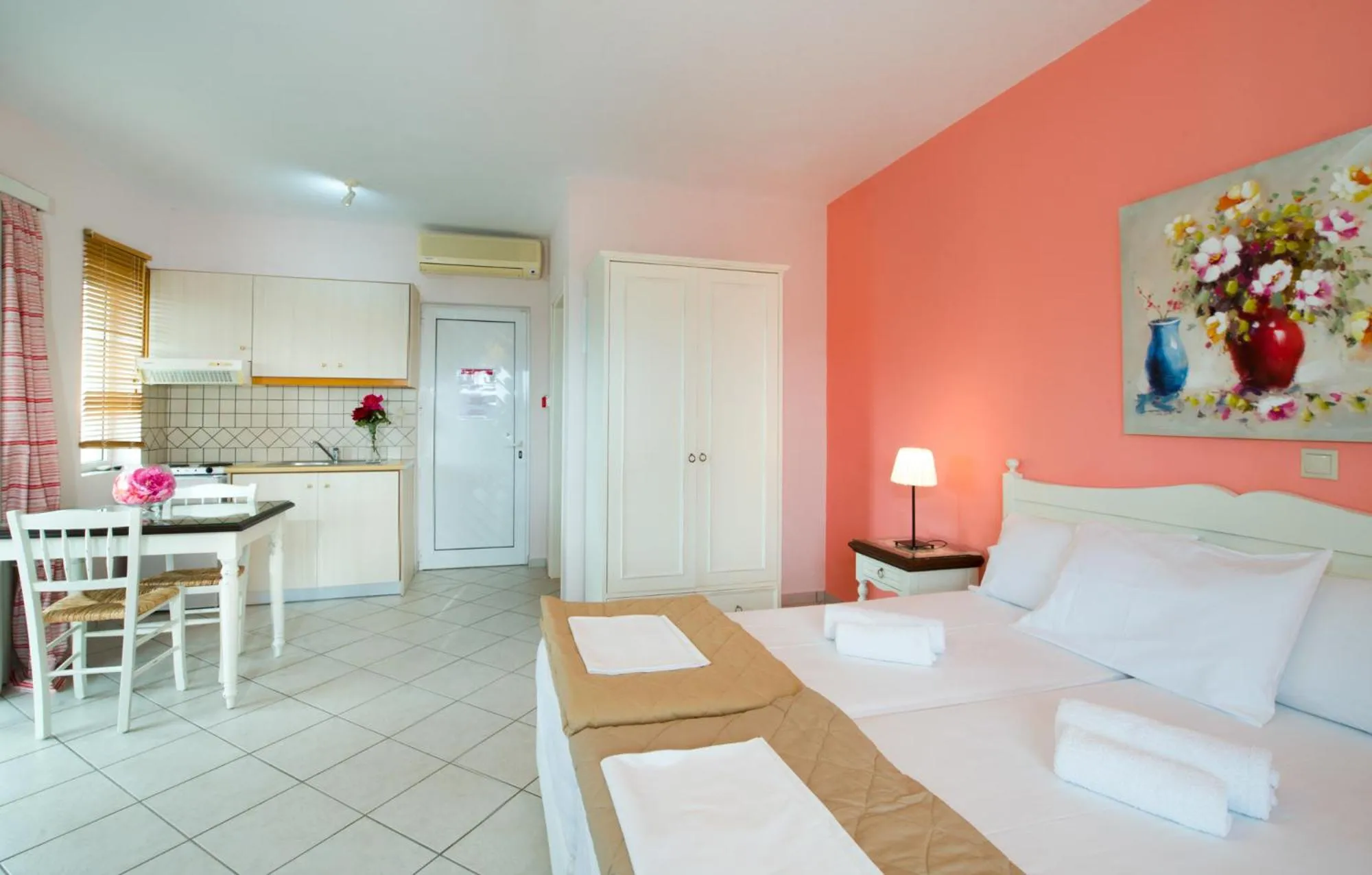 Photo of the whole room, Bed in Stamatakis Boutique Studios