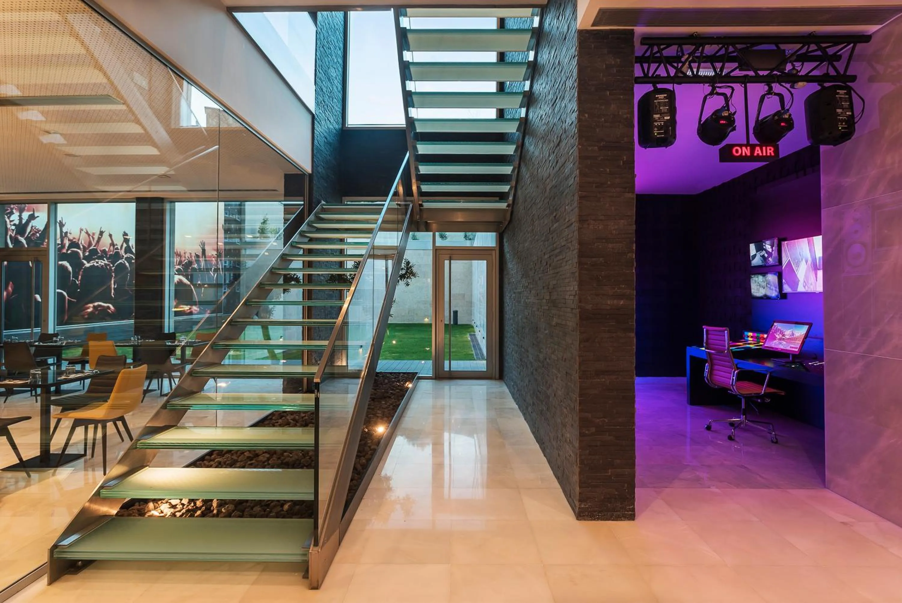 Business facilities in HF Fénix Music