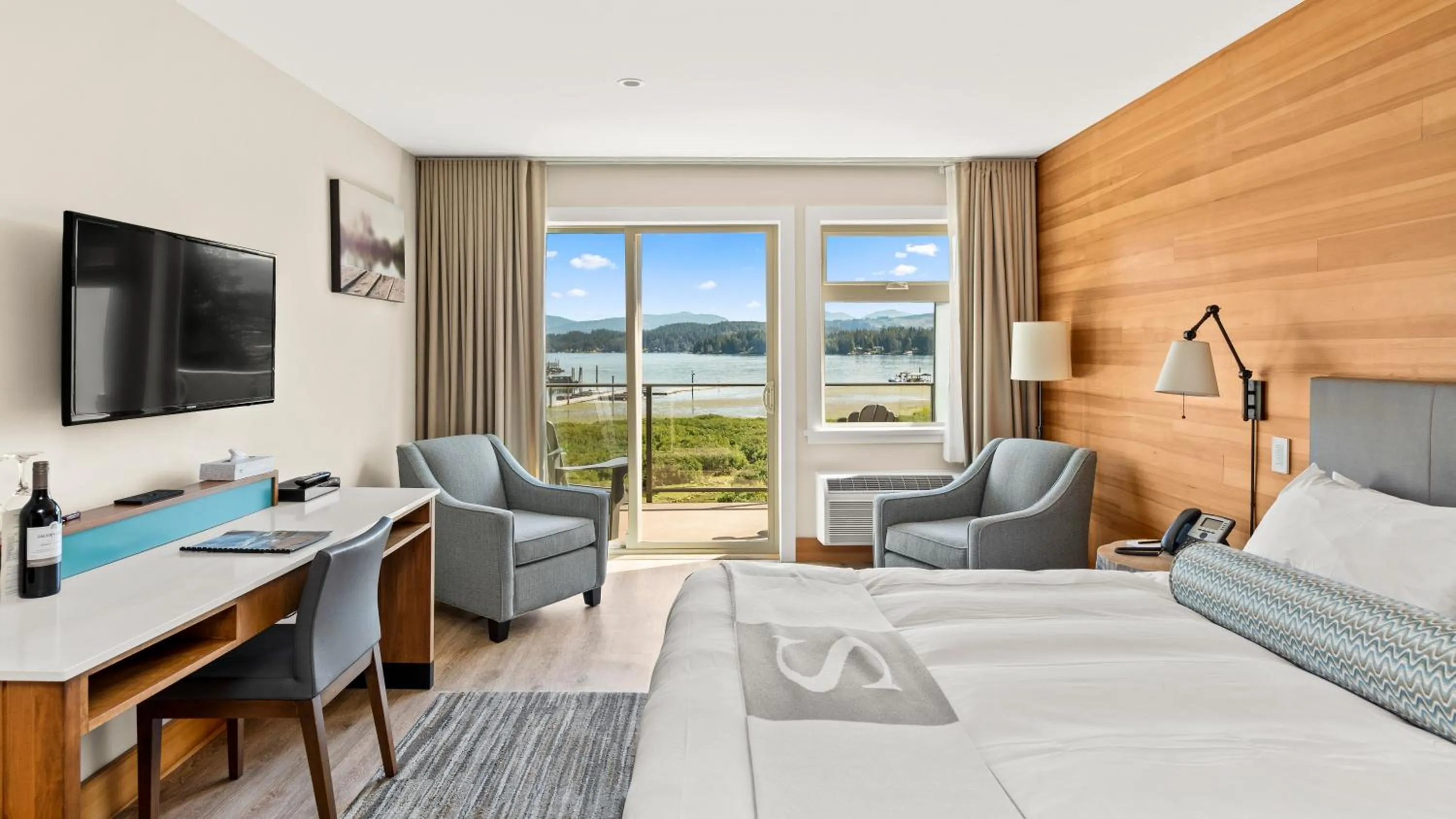 Bed in Sproat Lake Landing Resort