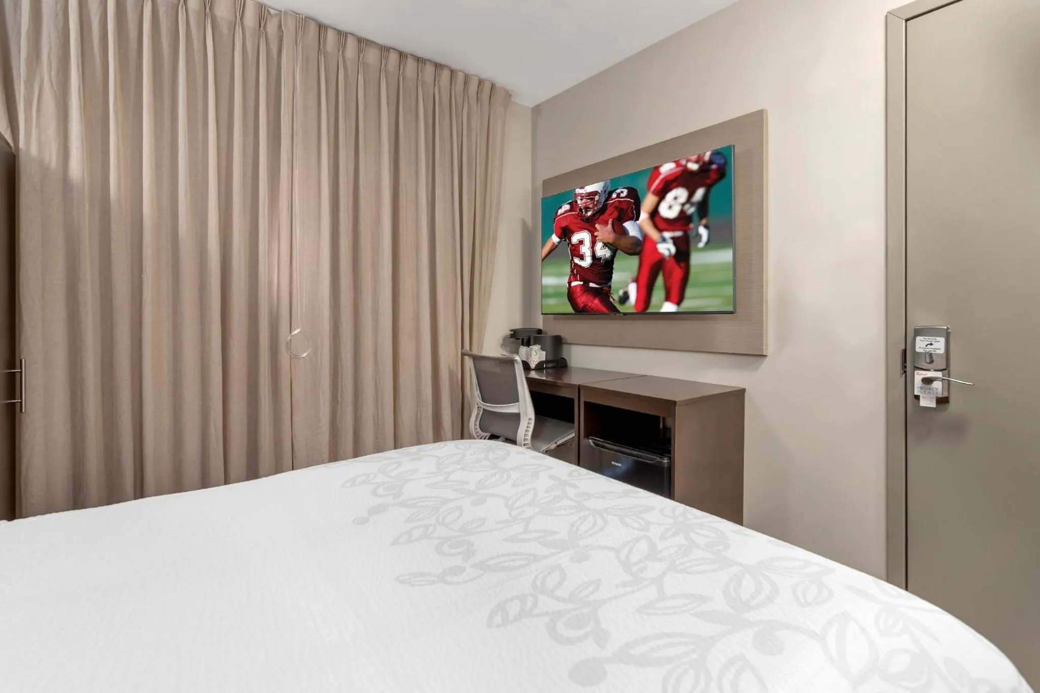 Bedroom, Bed in Red Roof PLUS Brooklyn - 3rd Ave