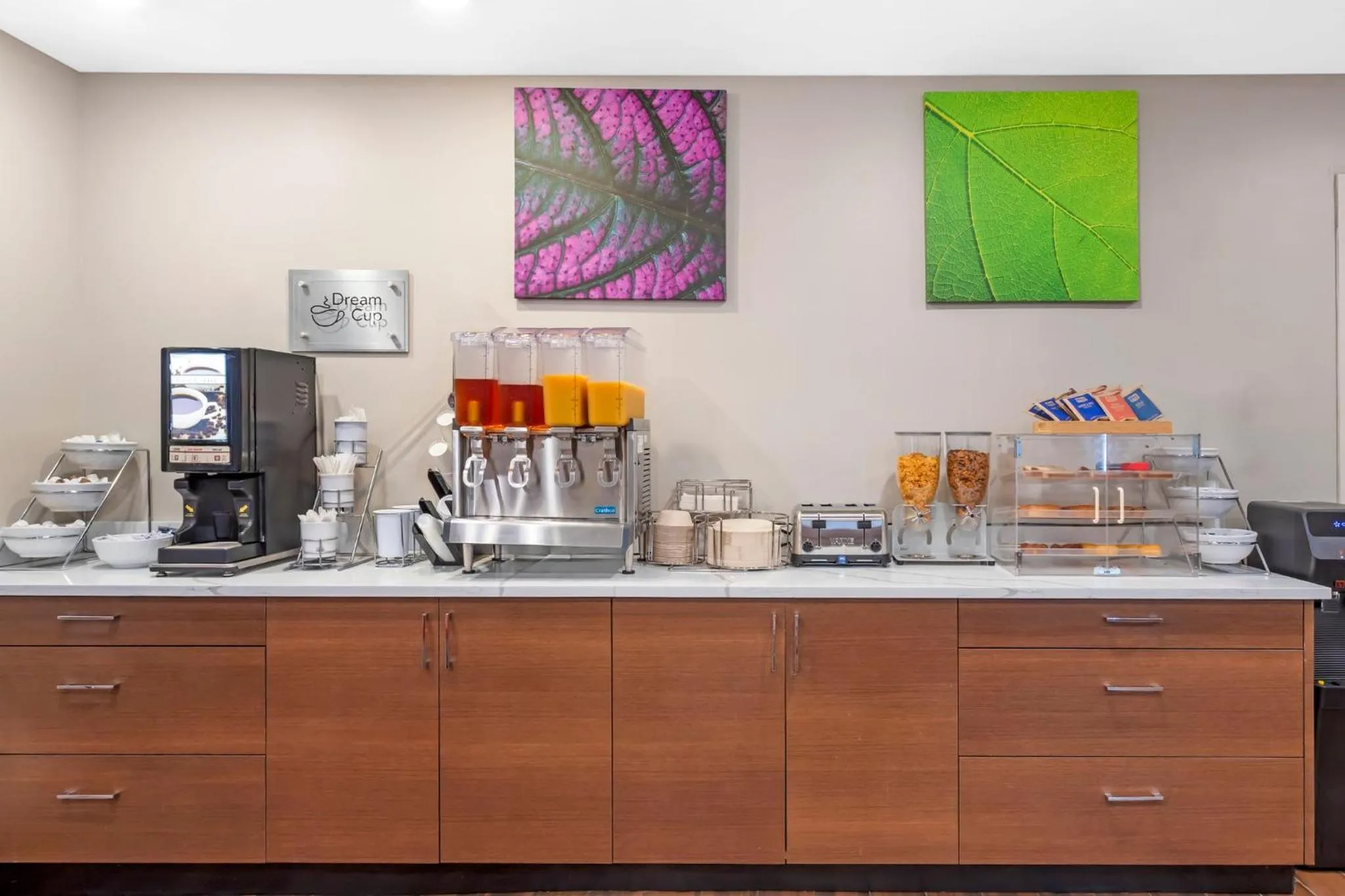 Breakfast in Red Roof PLUS Brooklyn - 3rd Ave