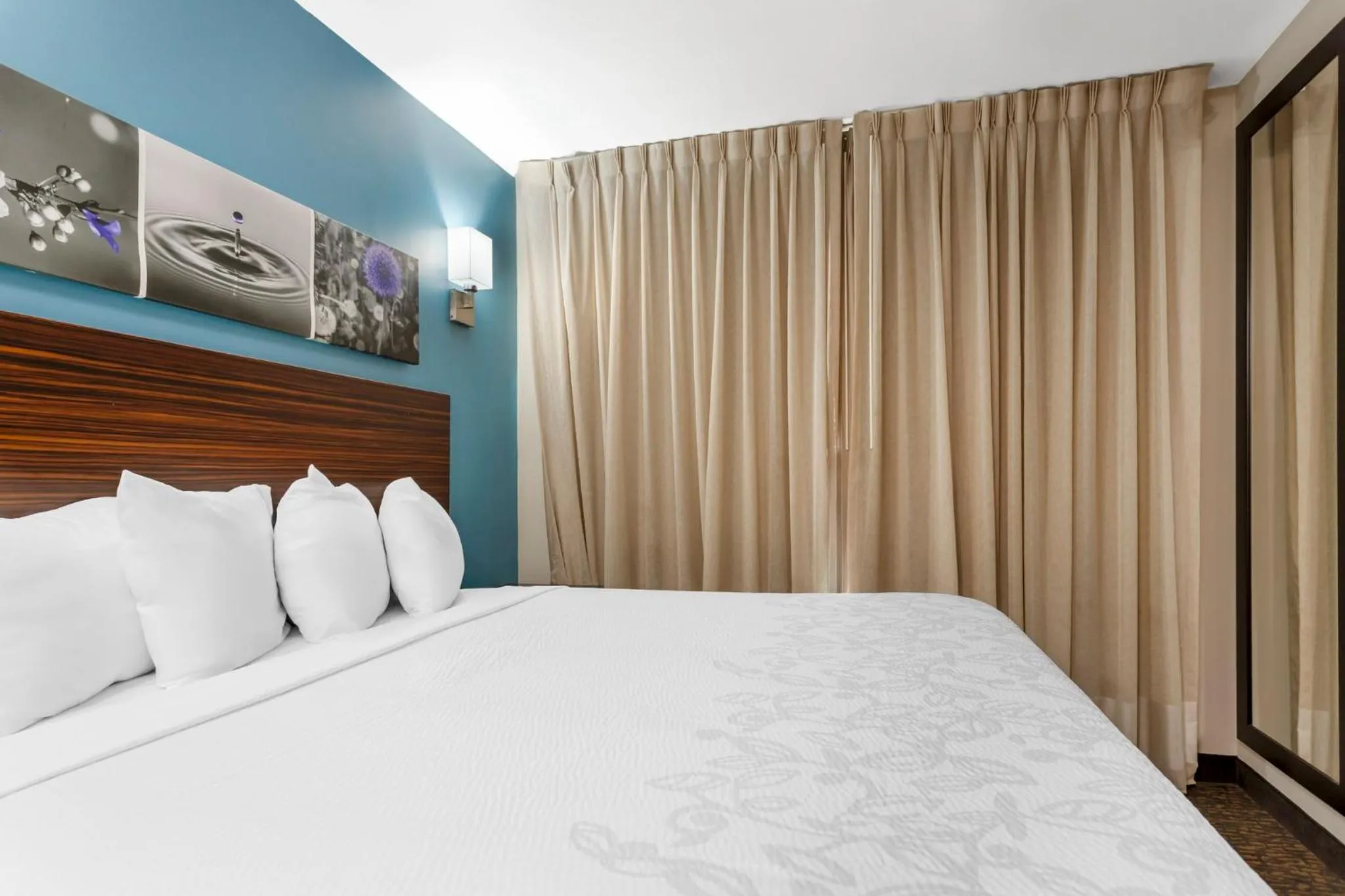 Bedroom, Bed in Red Roof PLUS Brooklyn - 3rd Ave