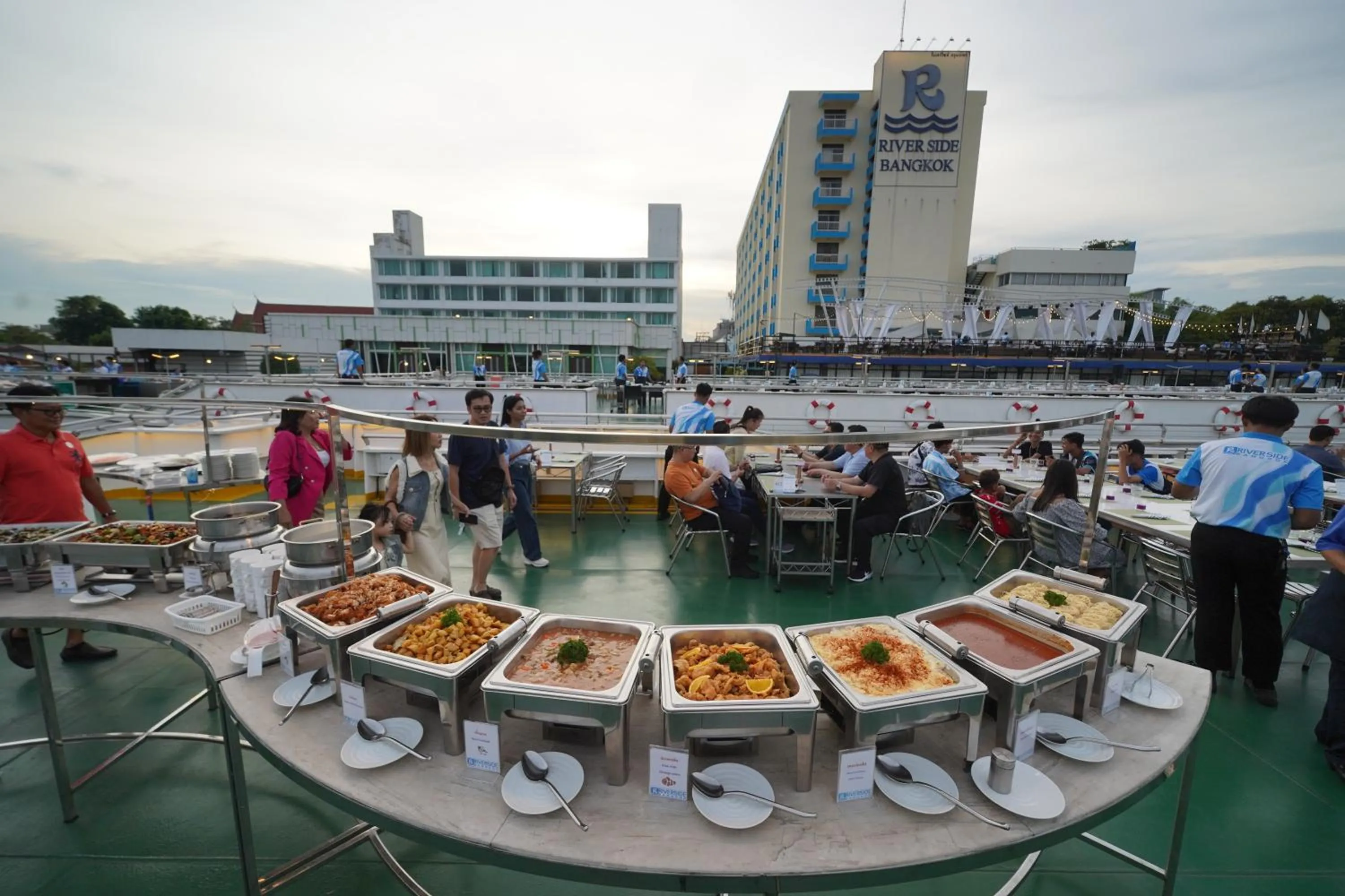 Restaurant/places to eat in Riverside Bangkok Hotel