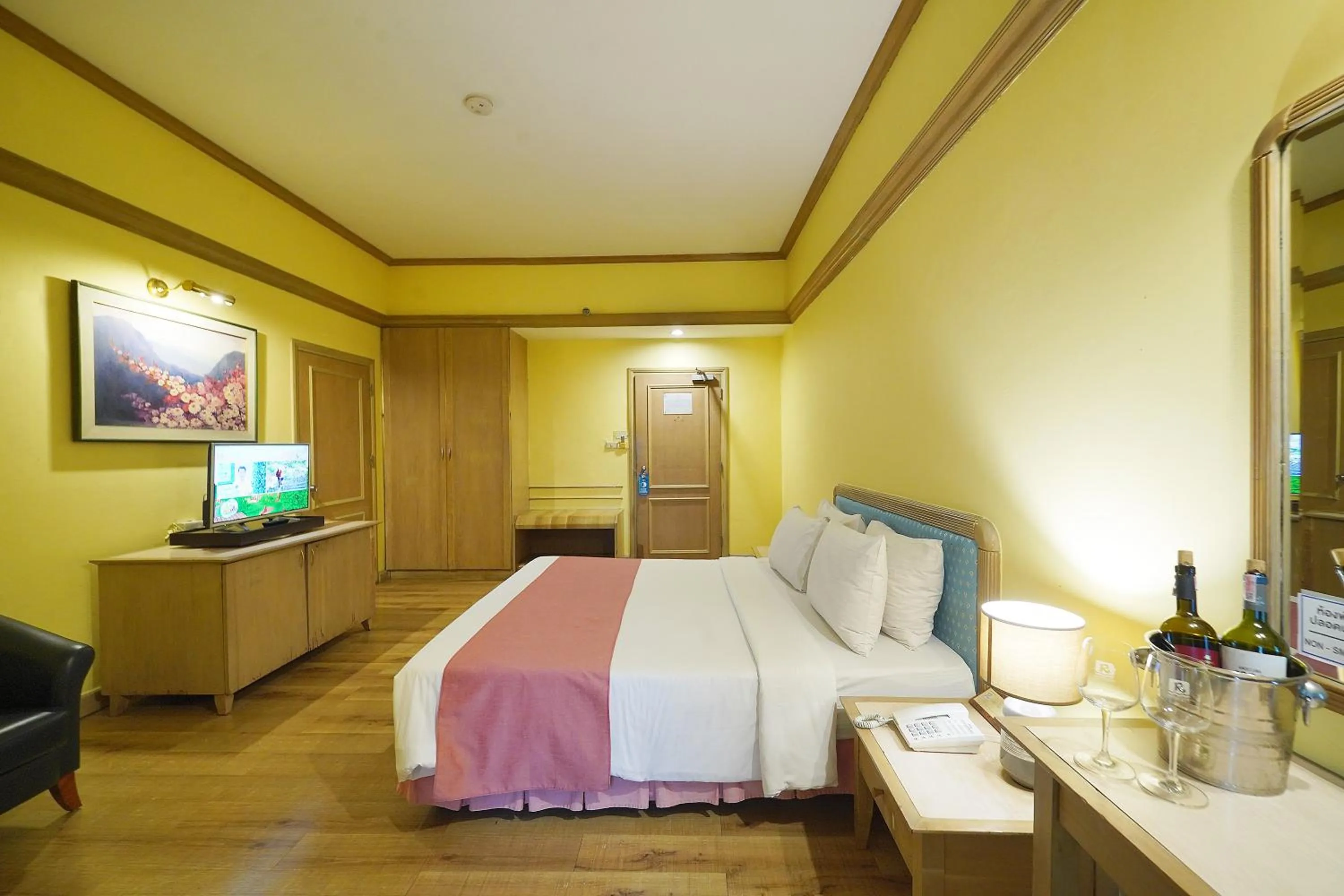 Photo of the whole room in Riverside Bangkok Hotel