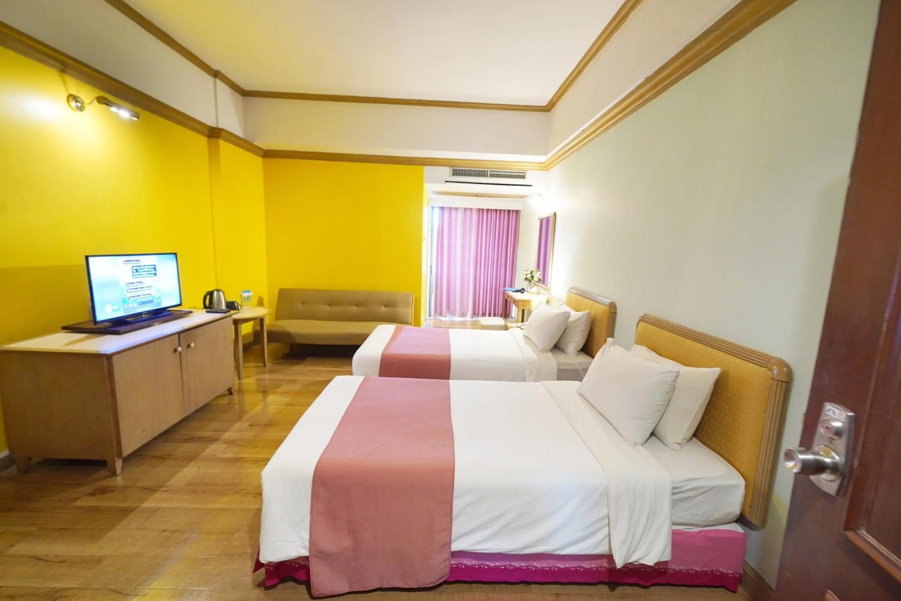 Photo of the whole room in Riverside Bangkok Hotel