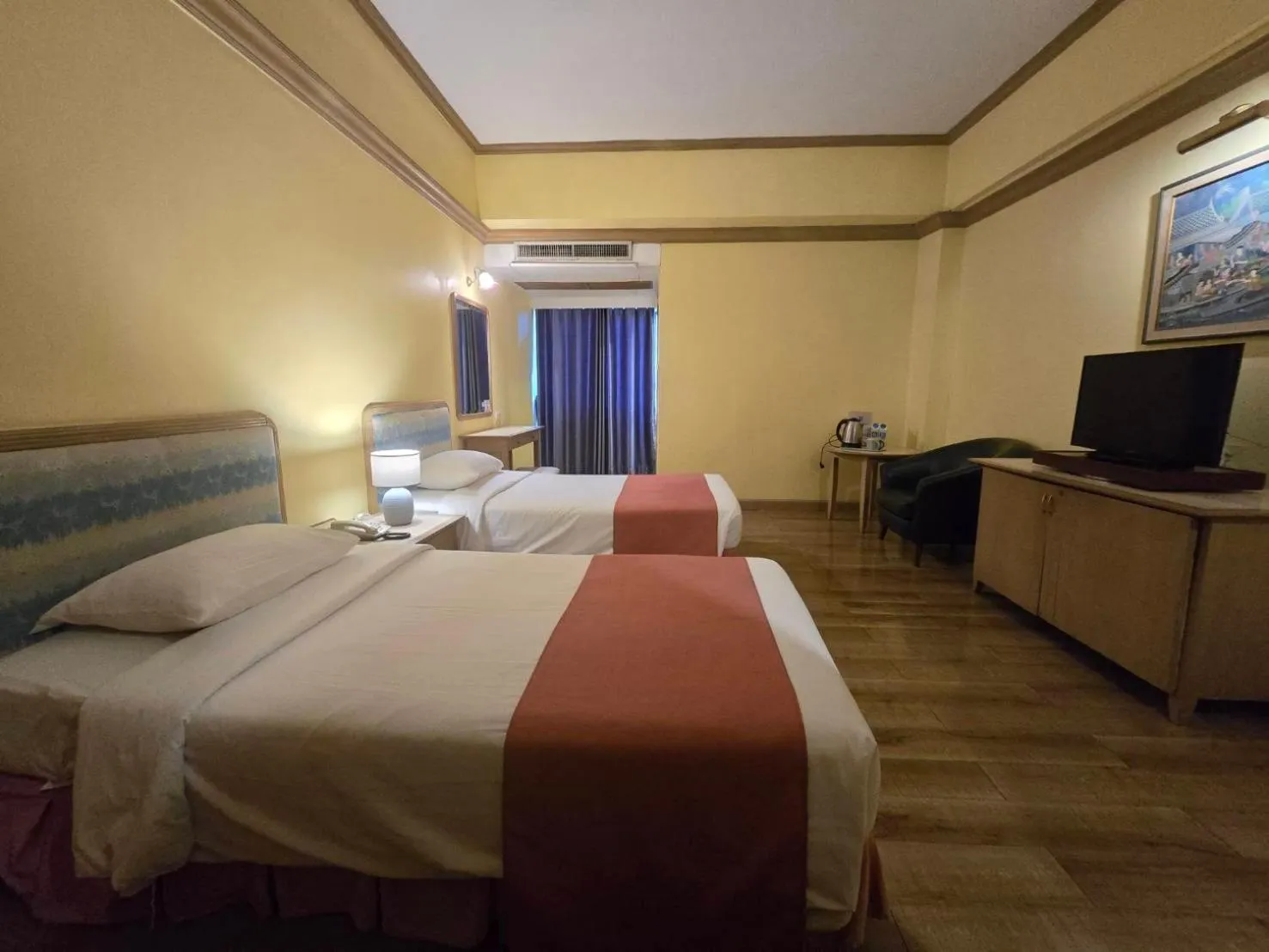 Photo of the whole room in Riverside Bangkok Hotel