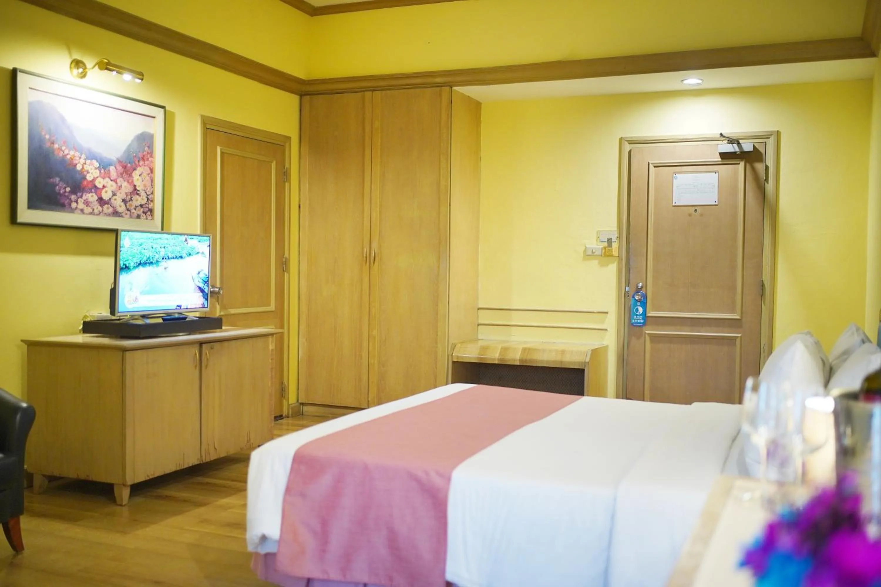 Bed in Riverside Bangkok Hotel