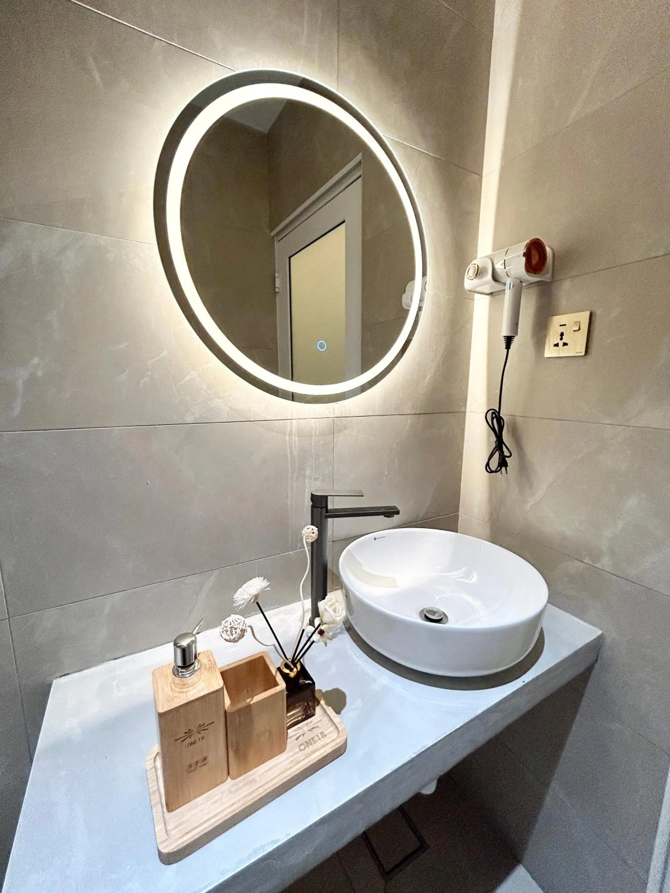 ONE18 Boutique Hotel