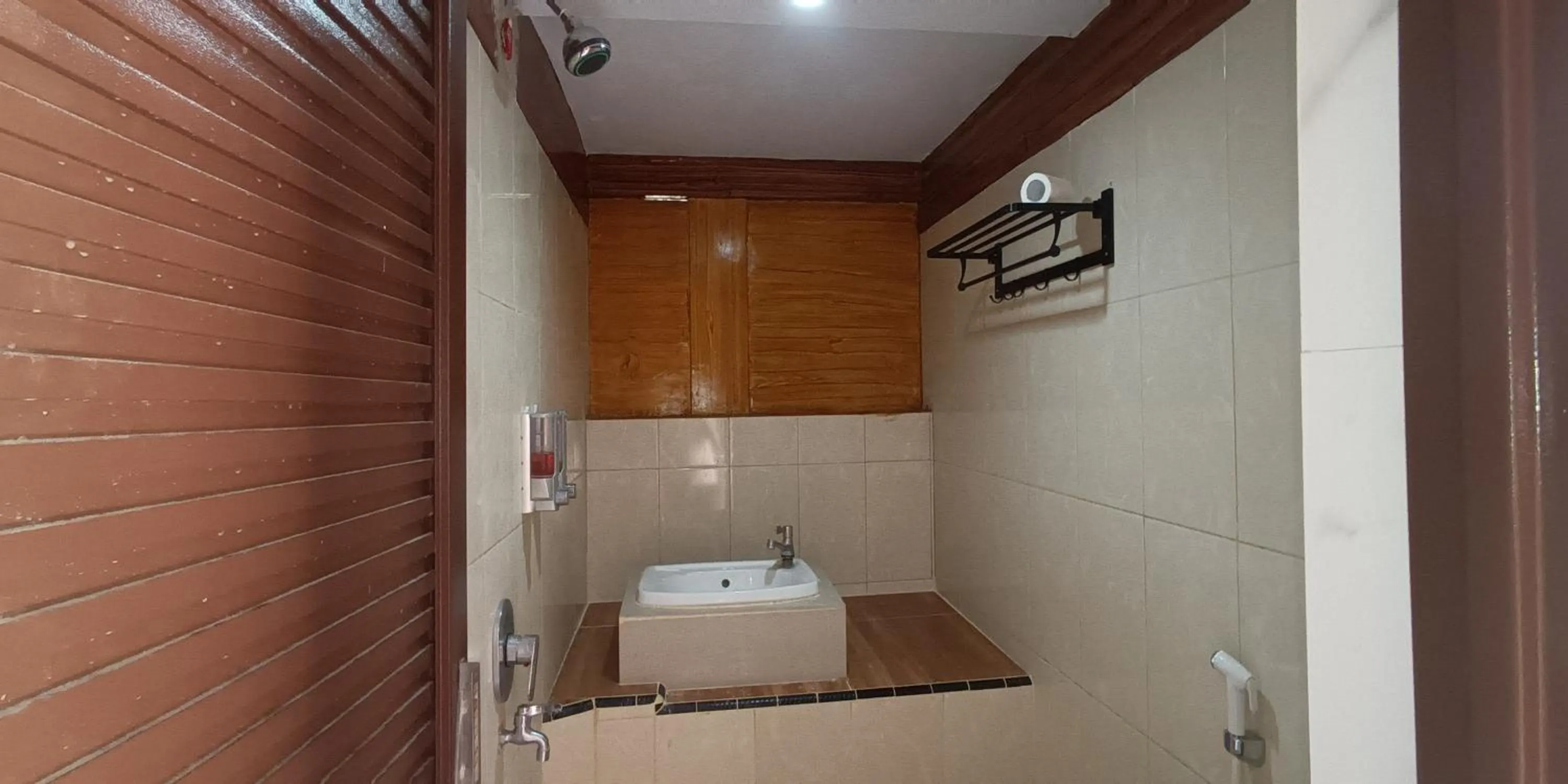 Shower in Hotel Lallangan