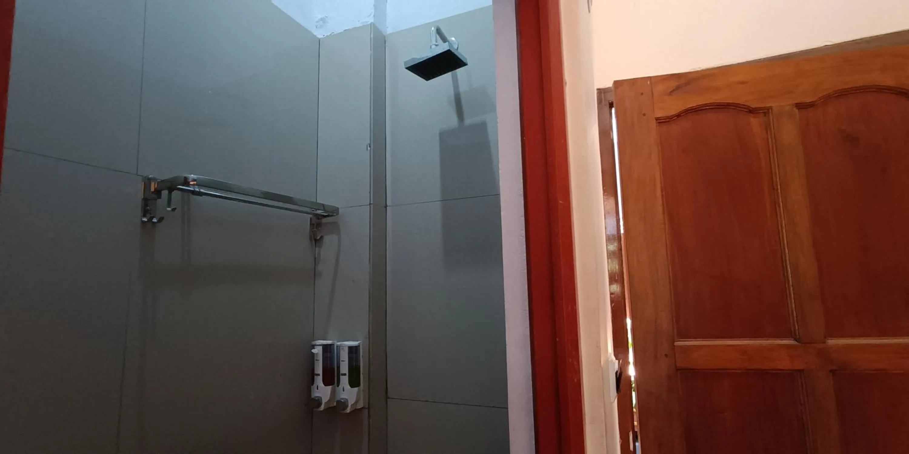 Shower in Hotel Lallangan