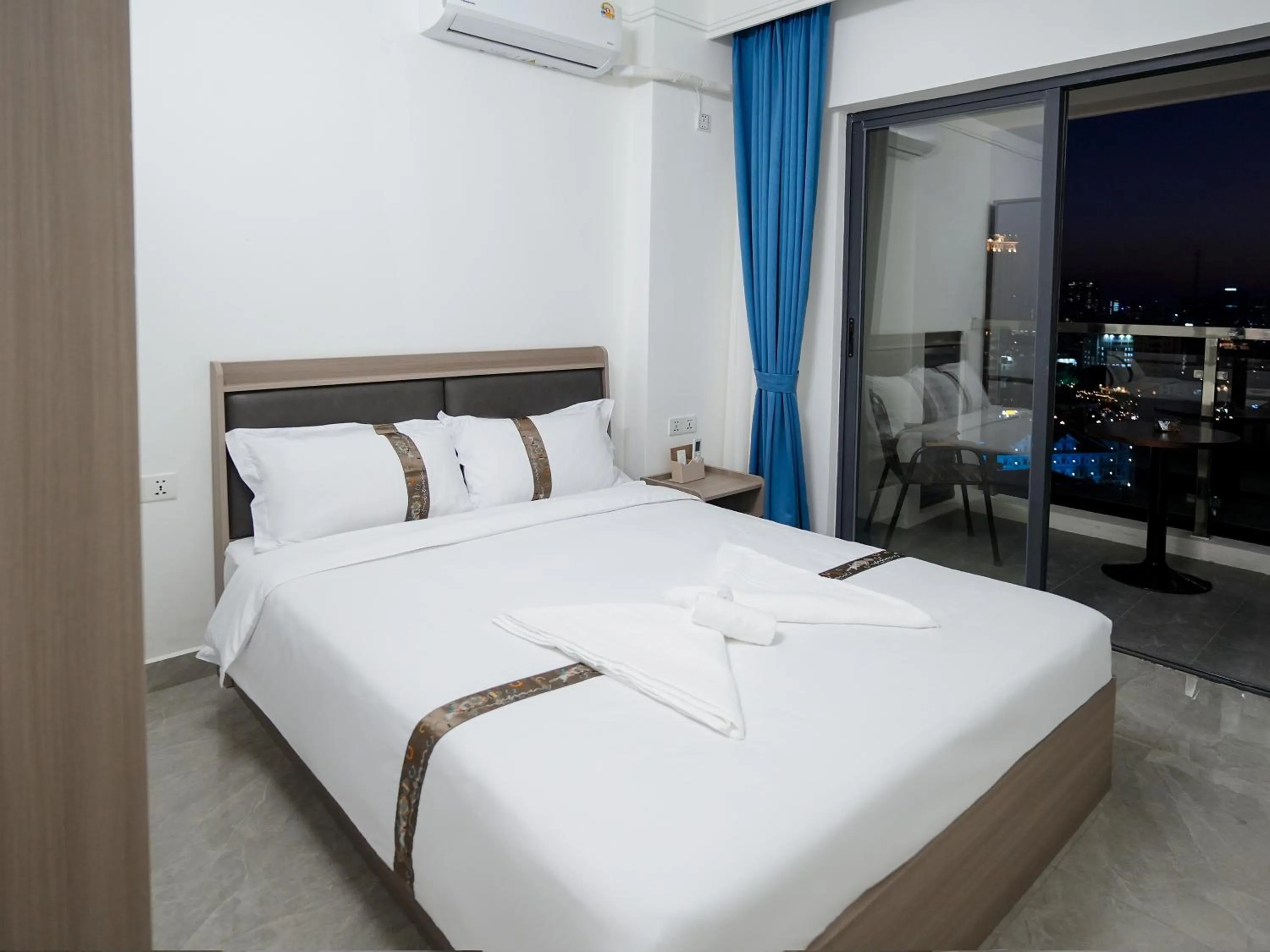 View (from property/room), Bed in X One Hotel