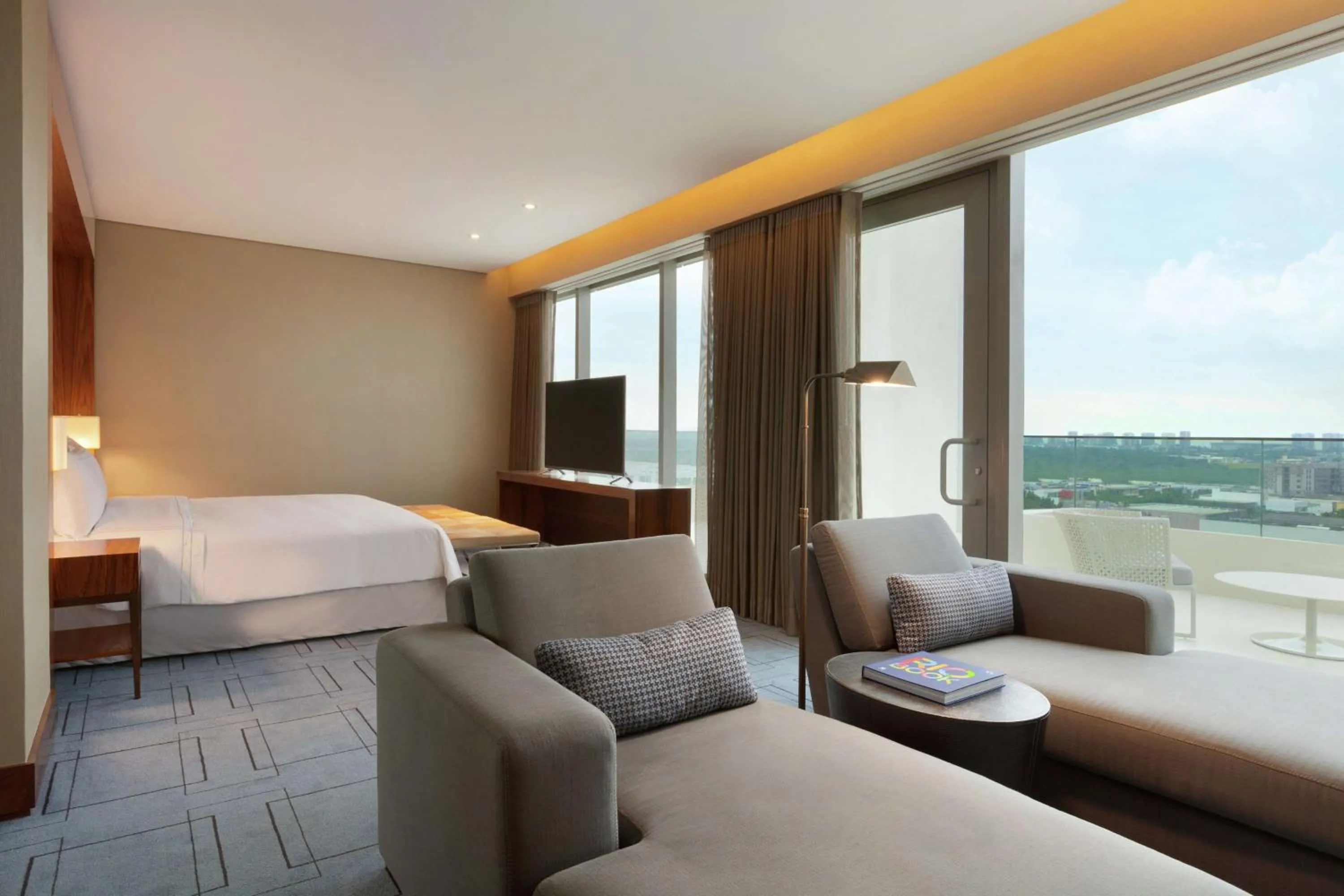 Living room, Bed in Hilton Barra Rio de Janeiro