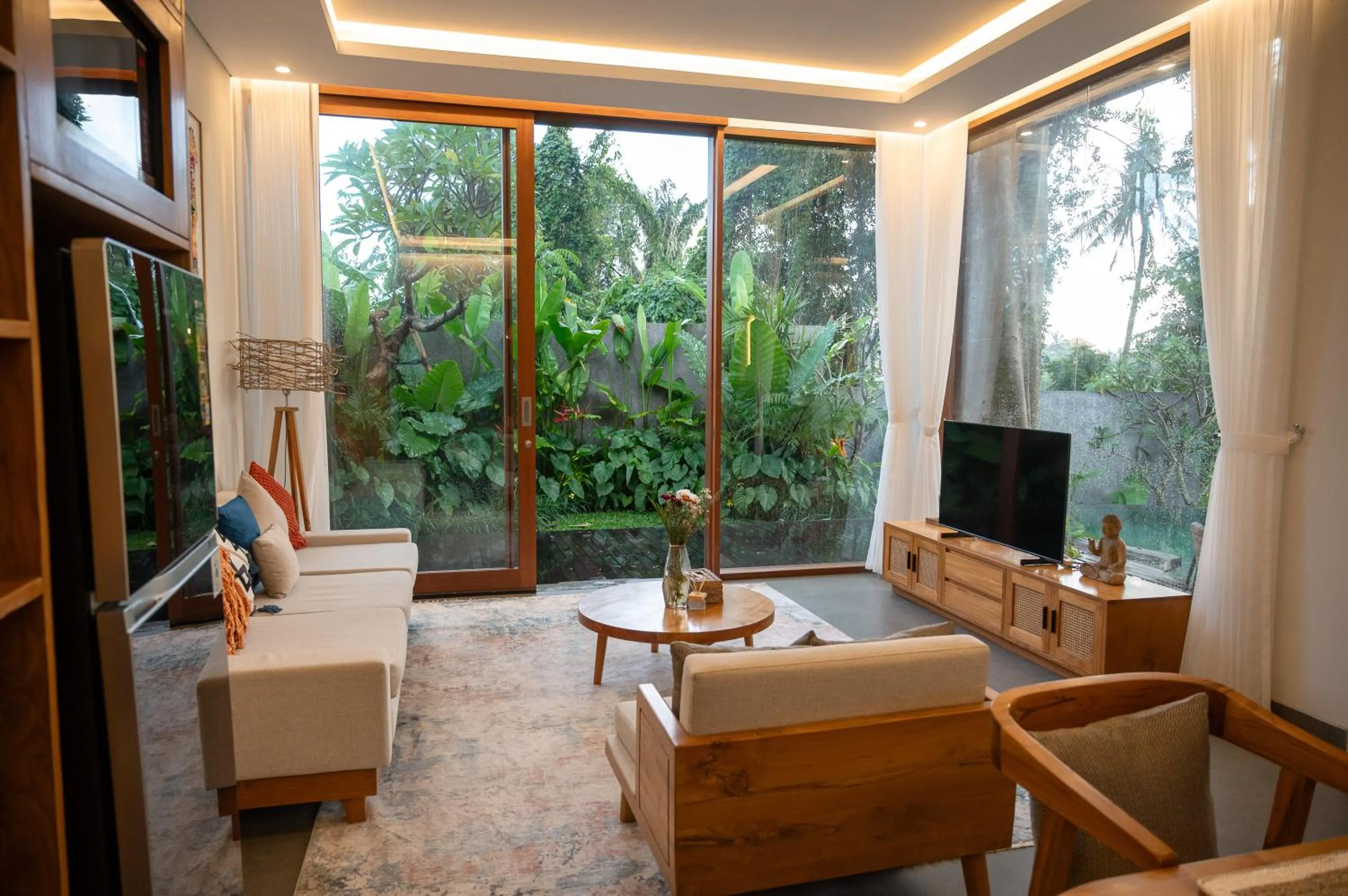 TV and multimedia in Villa Suarga Des Anicca