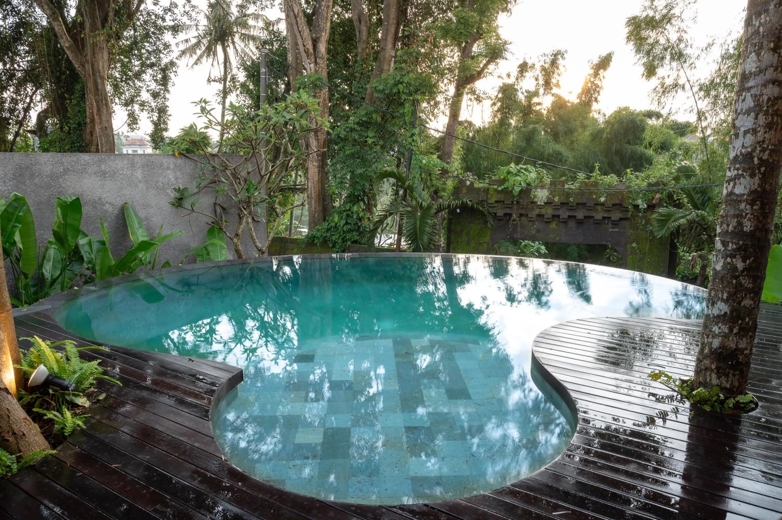 Swimming pool in Villa Suarga Des Anicca