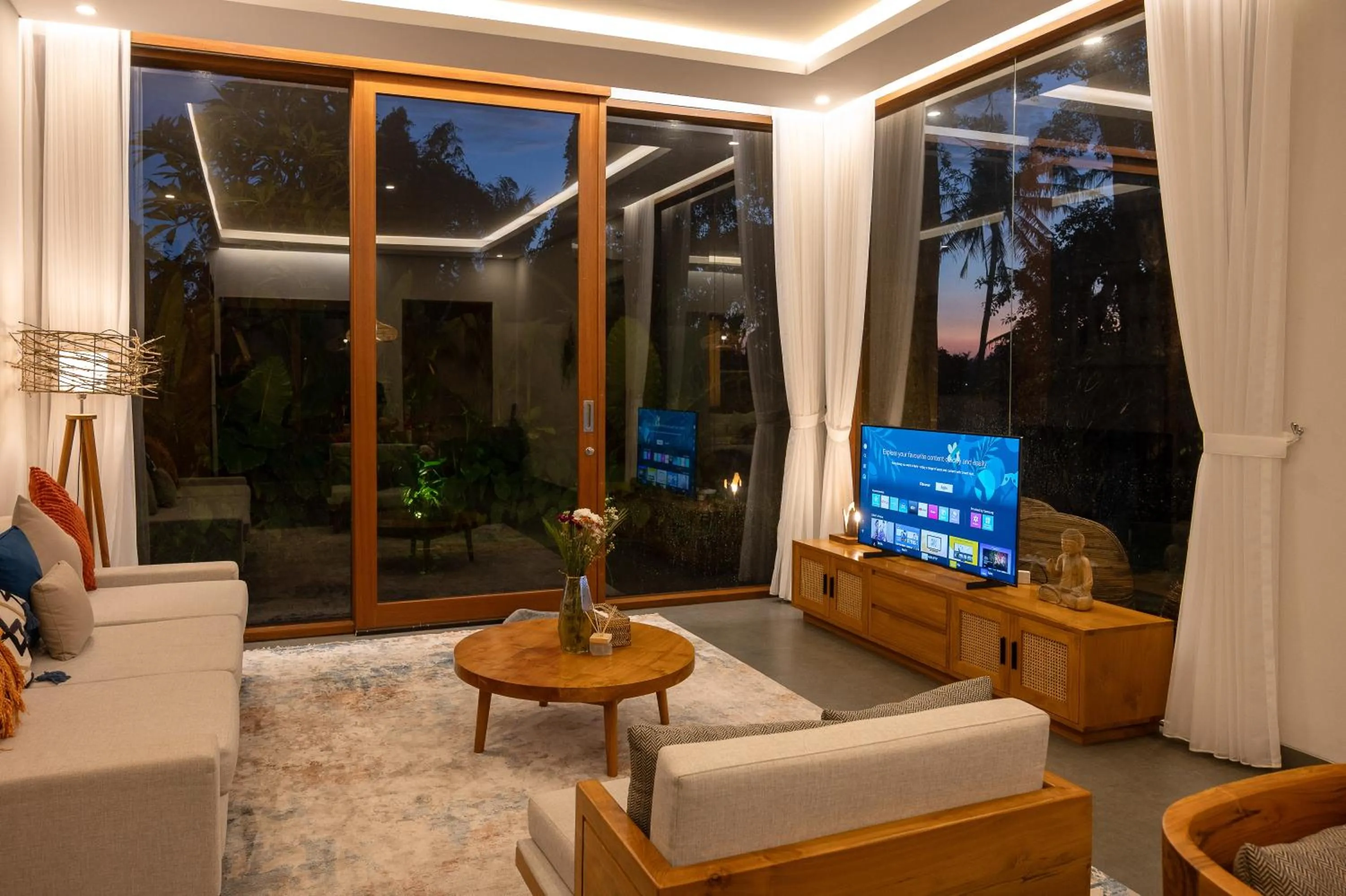 TV and multimedia in Villa Suarga Des Anicca
