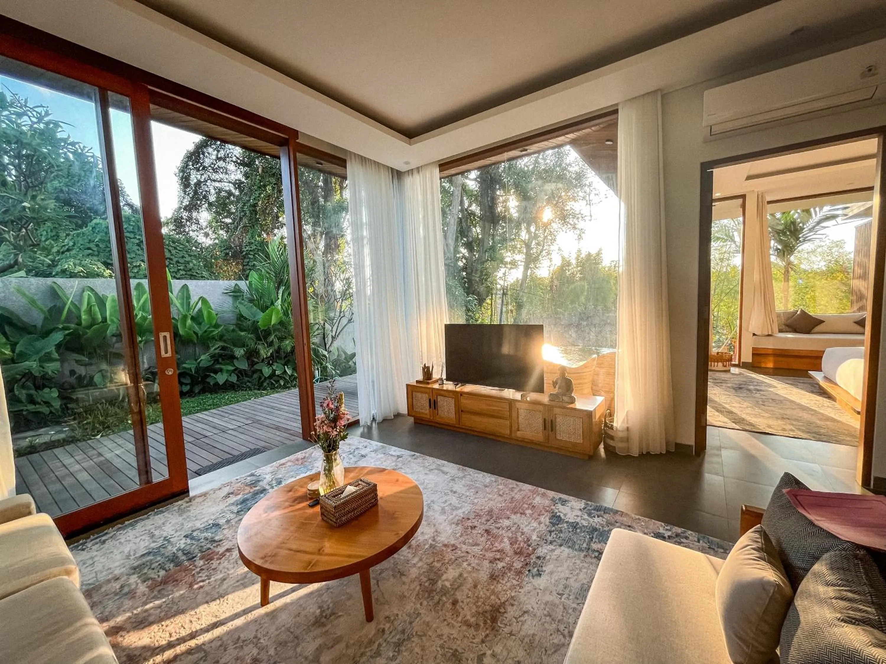 TV and multimedia in Villa Suarga Des Anicca