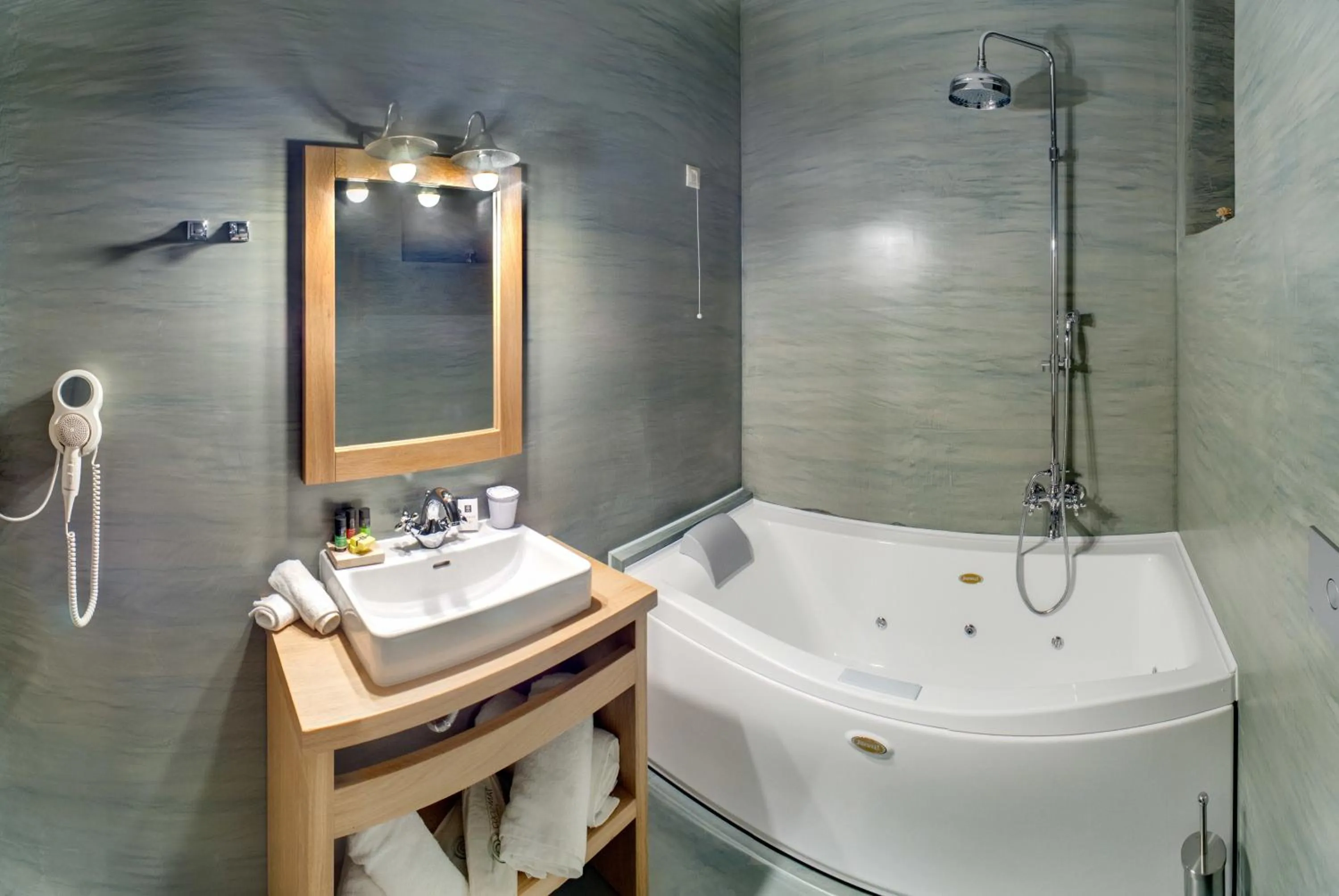 Hot Tub in Haones Suites