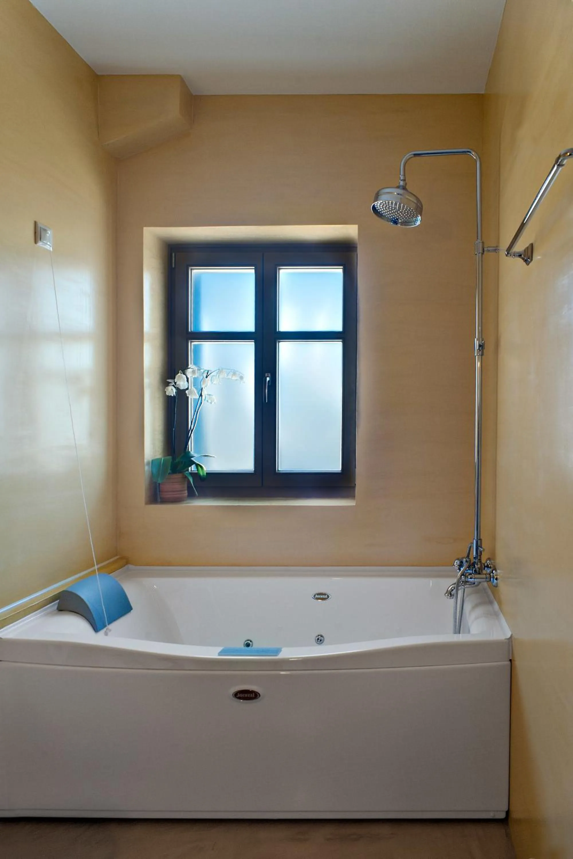 Hot Tub in Haones Suites