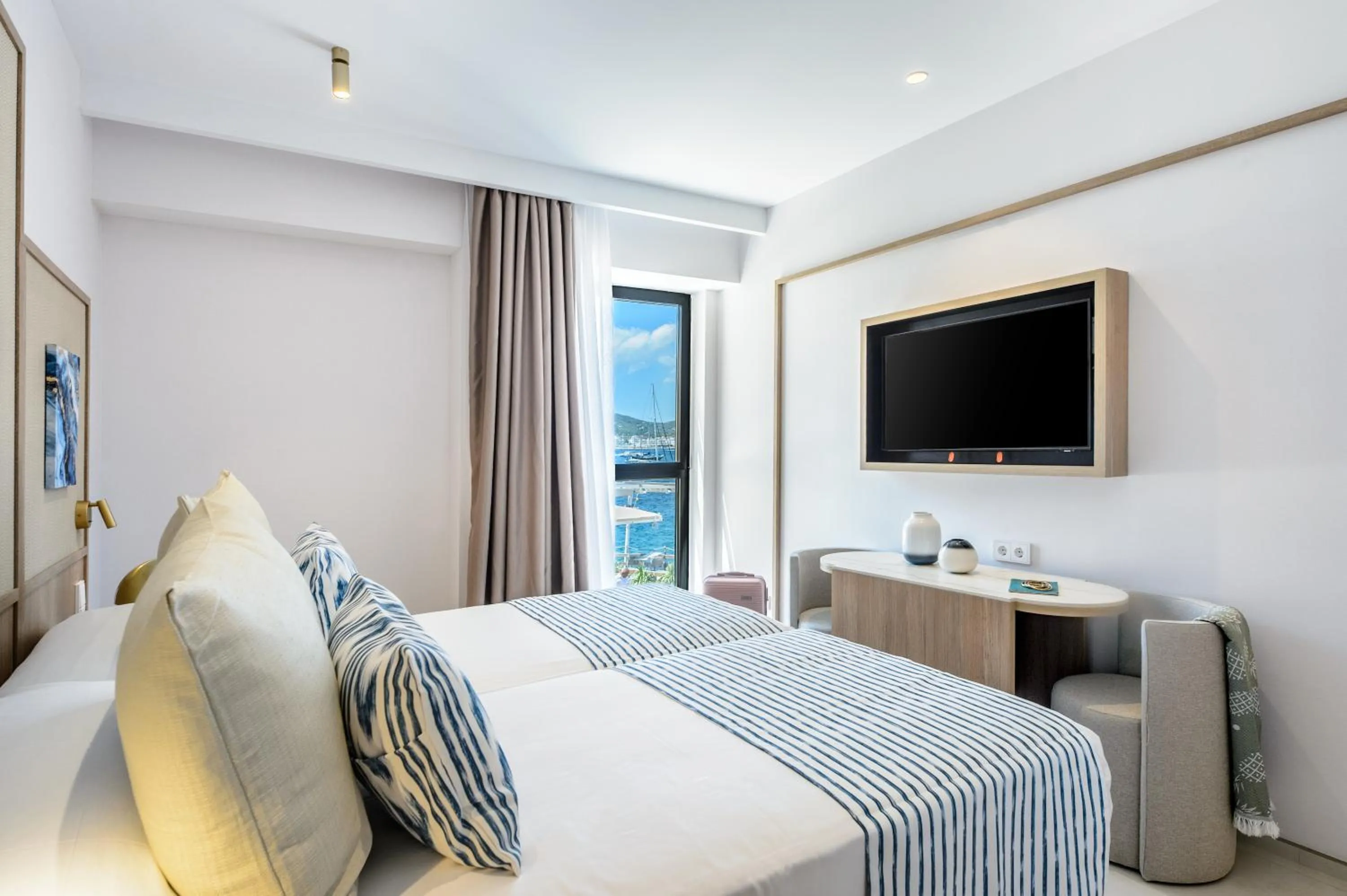 Bedroom, Bed in Hotel Vibra Yamm Sunset -New Opening 2025