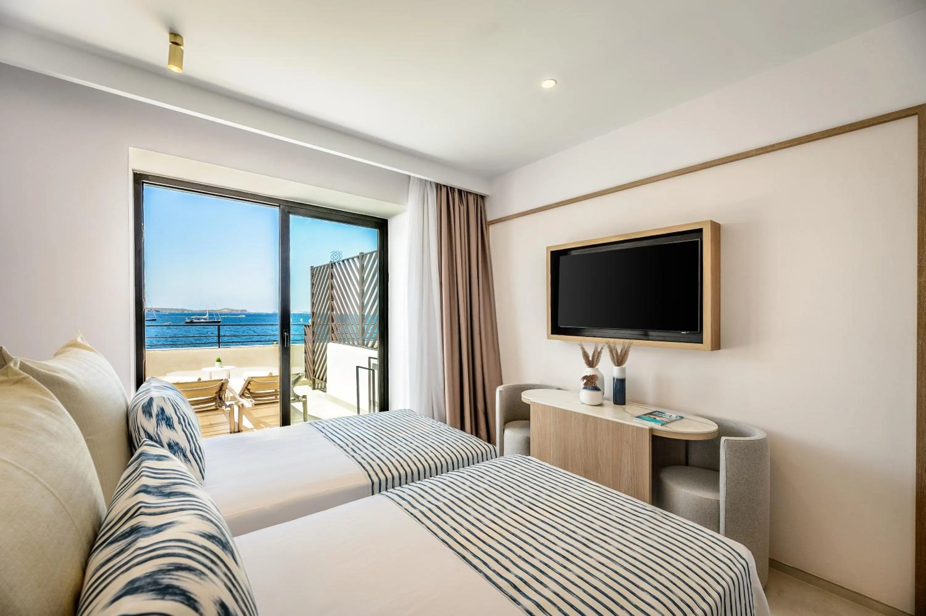 Bedroom, Bed in Hotel Vibra Yamm Sunset -New Opening 2025