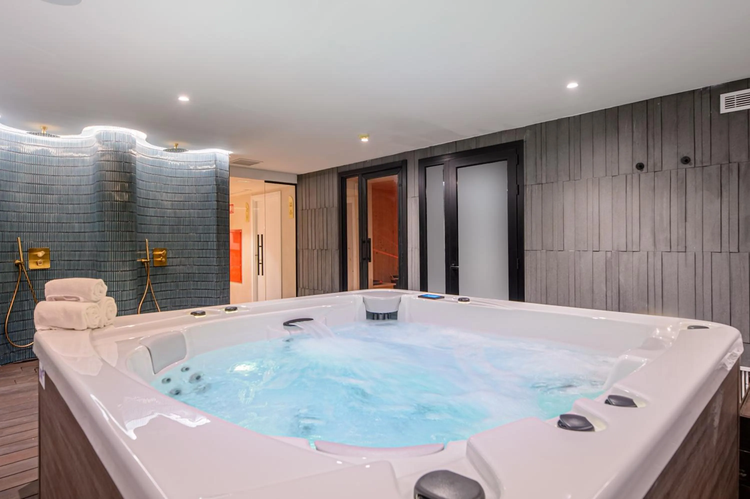 Hot Tub in Hotel Vibra Yamm Sunset -New Opening 2025