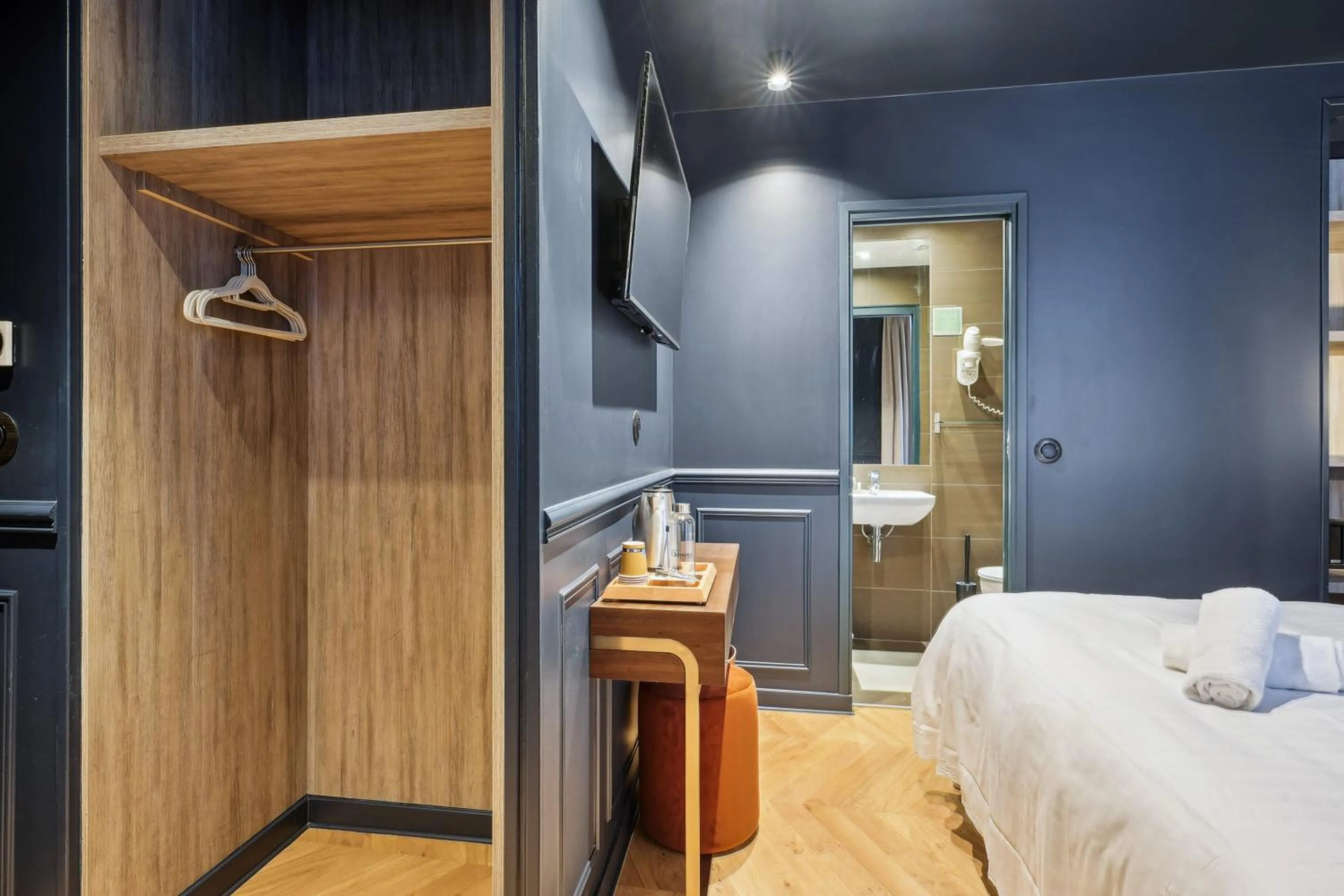 Bathroom, Bed in Hôtel Clémence