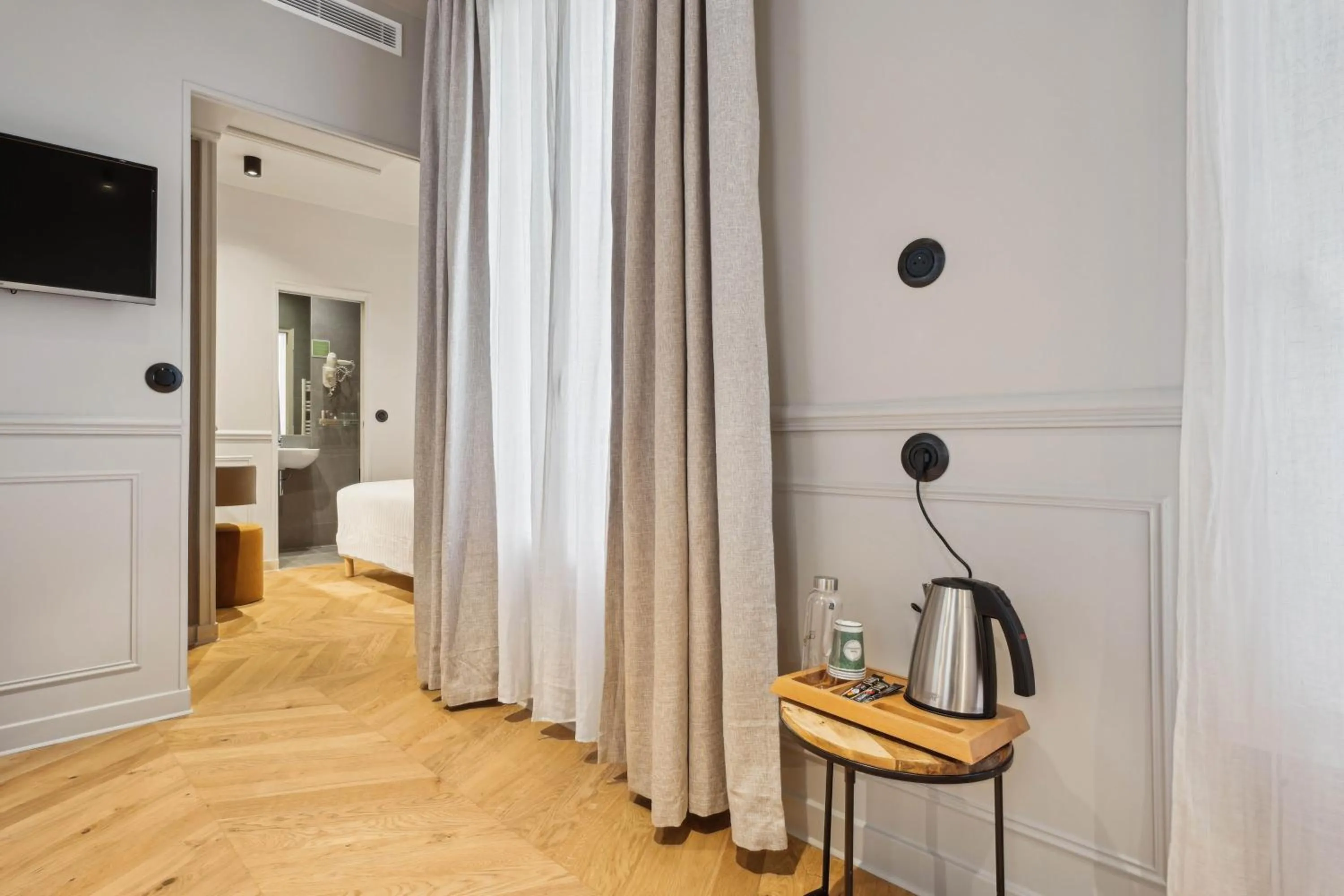 Photo of the whole room, Bed in Hôtel Clémence