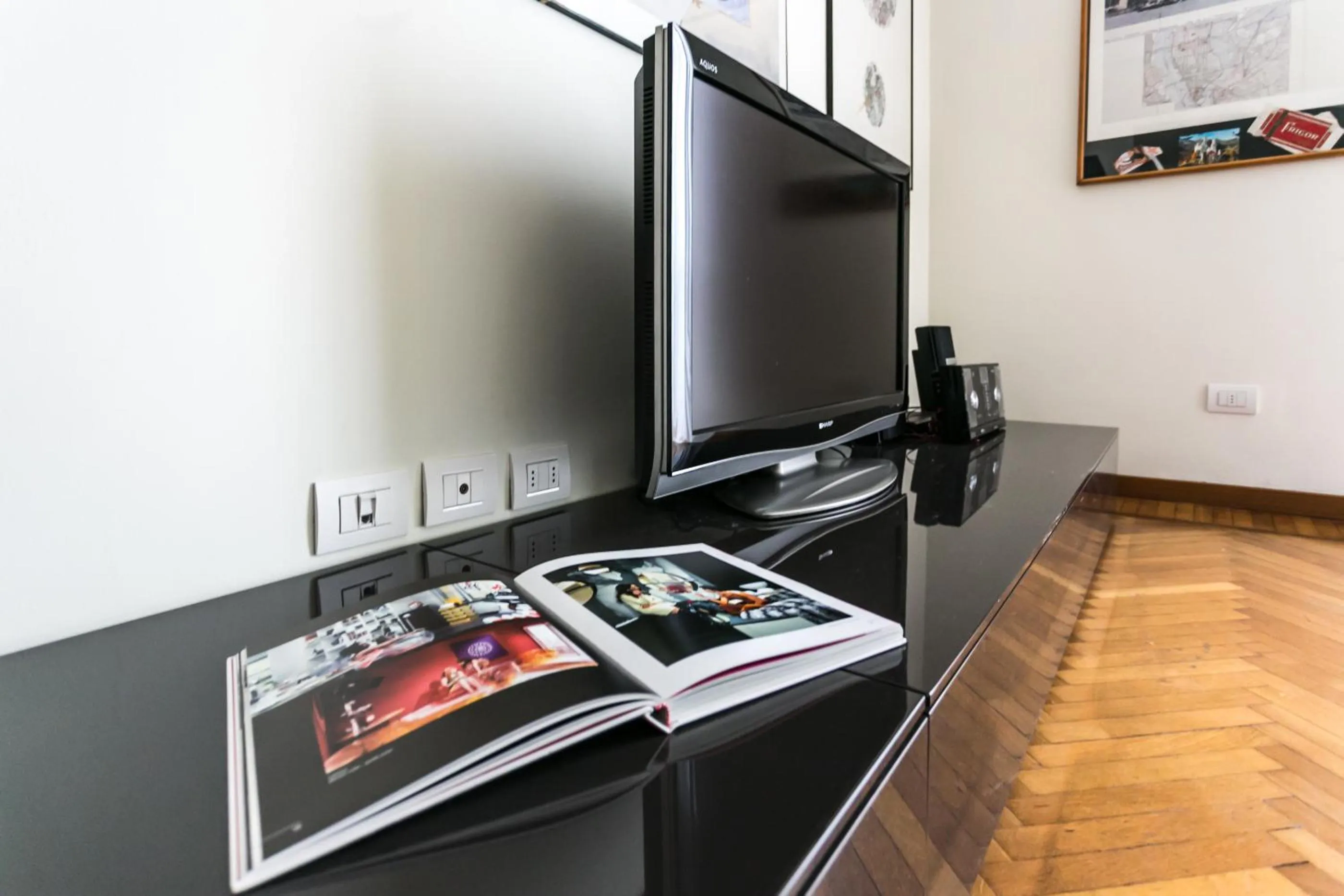 Communal lounge/ TV room in Italianway Easy - Da Procida 25