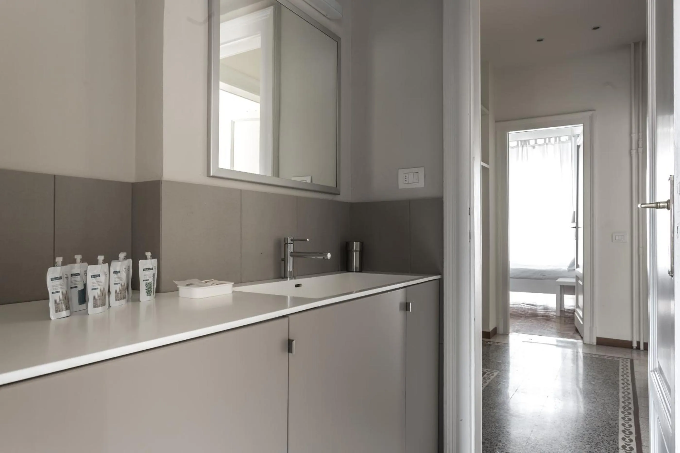 Photo of the whole room in Italianway Easy - Da Procida 25